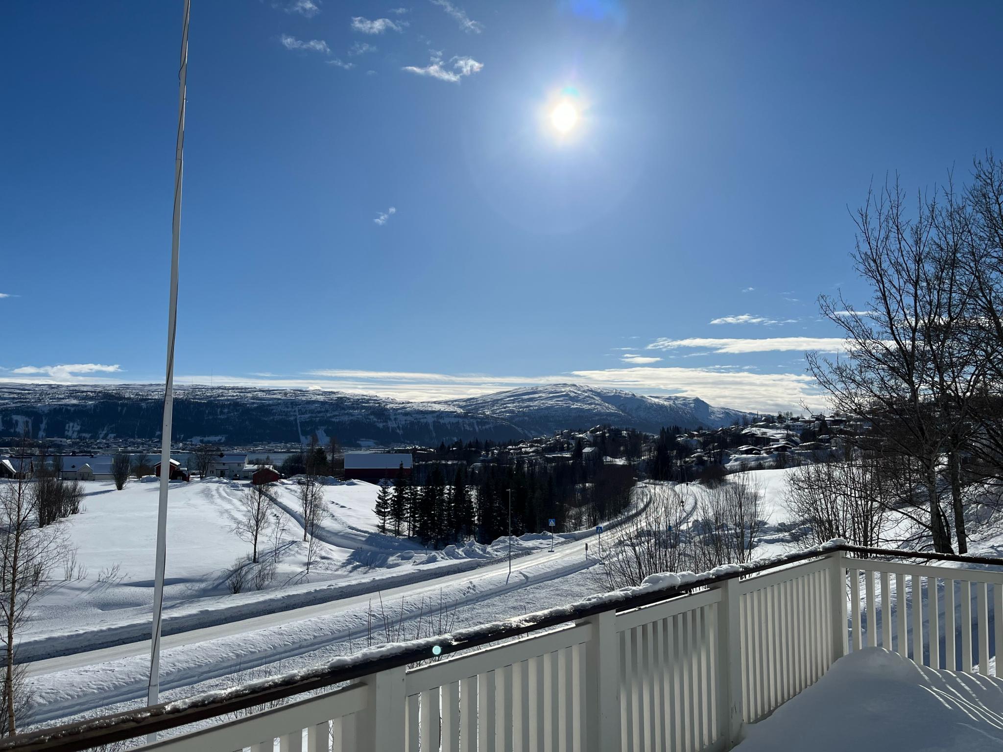 Utsikt fra terasse i vinter til sør (sol fra mid Januar)
