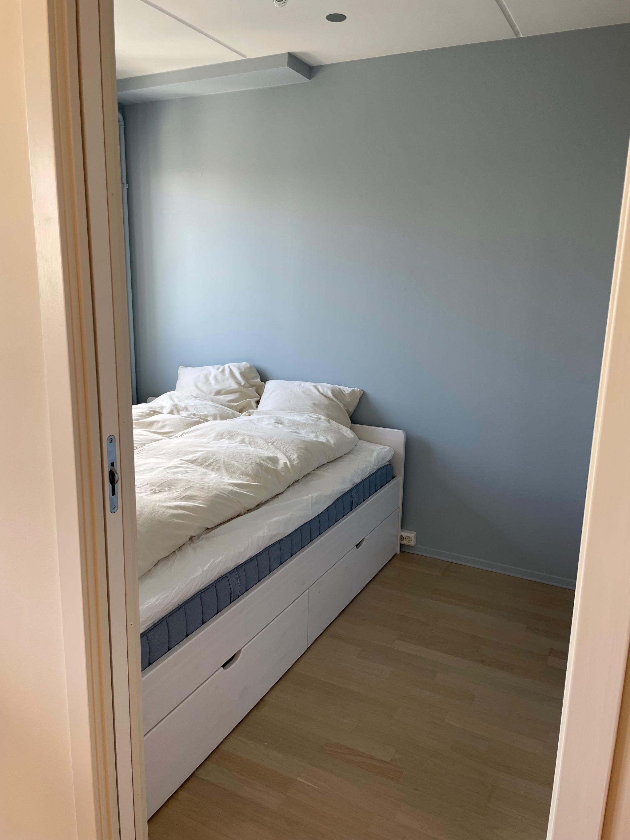 Seng med oppbevaringsplass