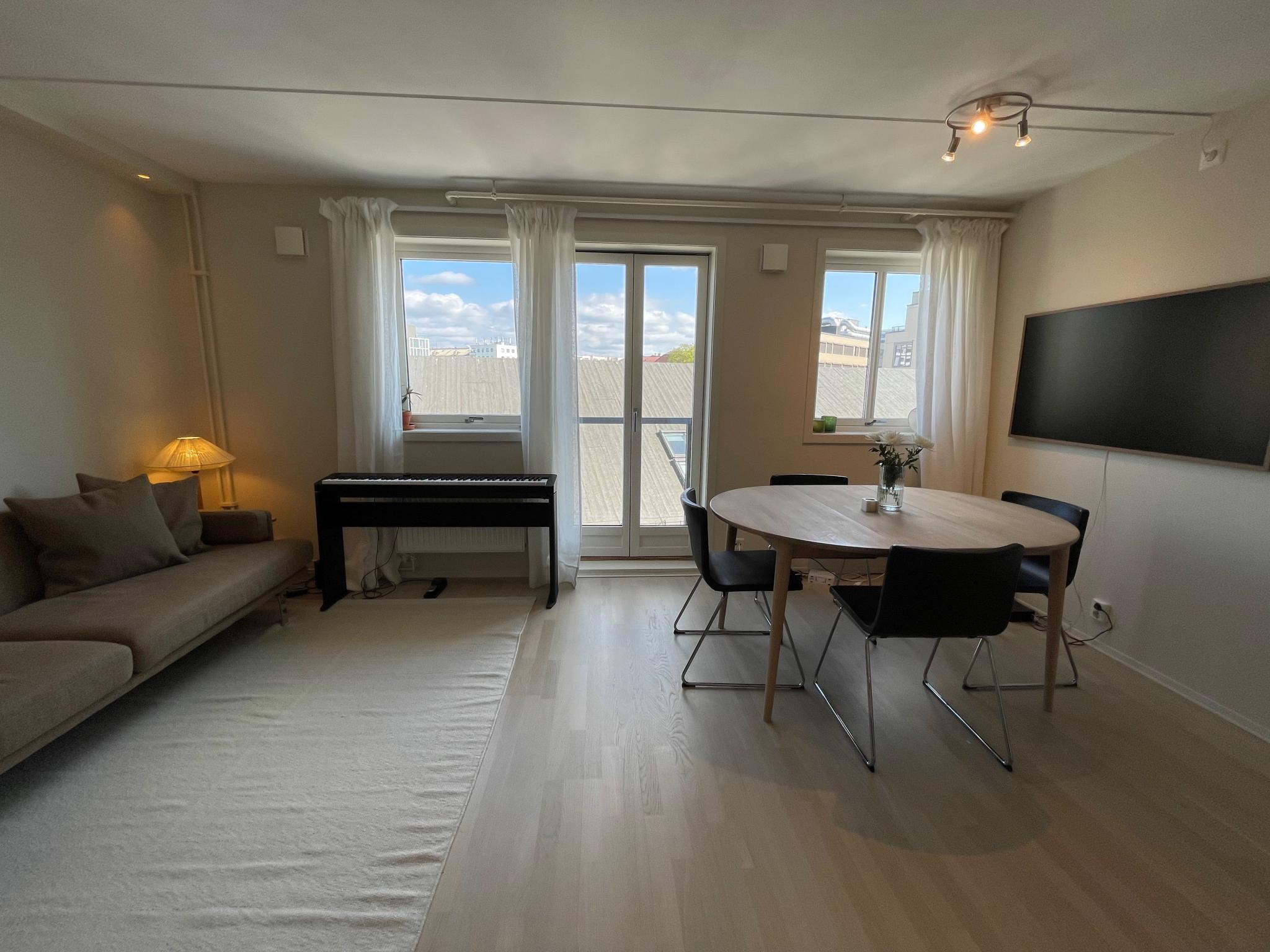 Store vindusflater og fransk balkong