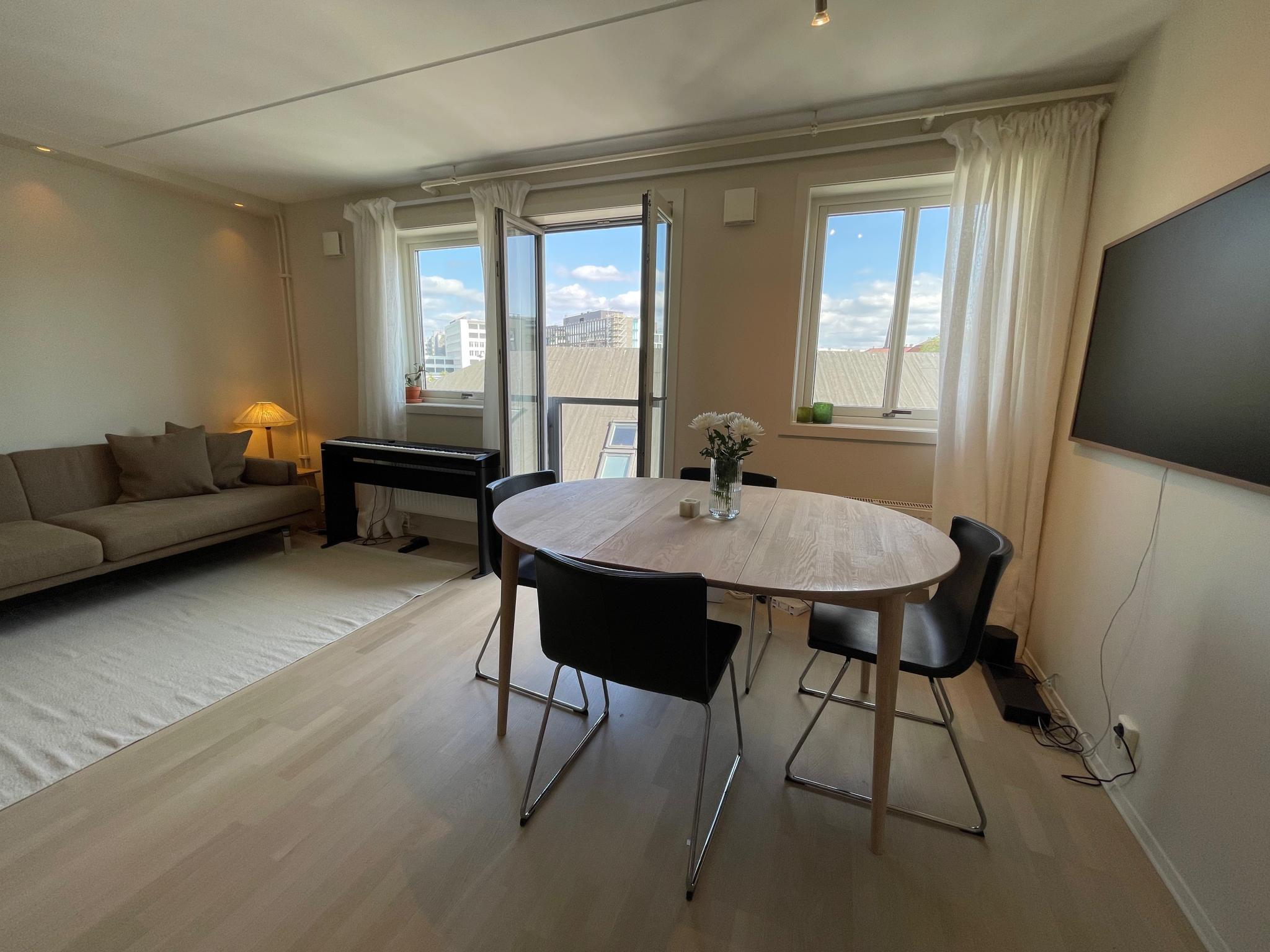 Sofa, spisebord, stoler og TV inkluderes i leien