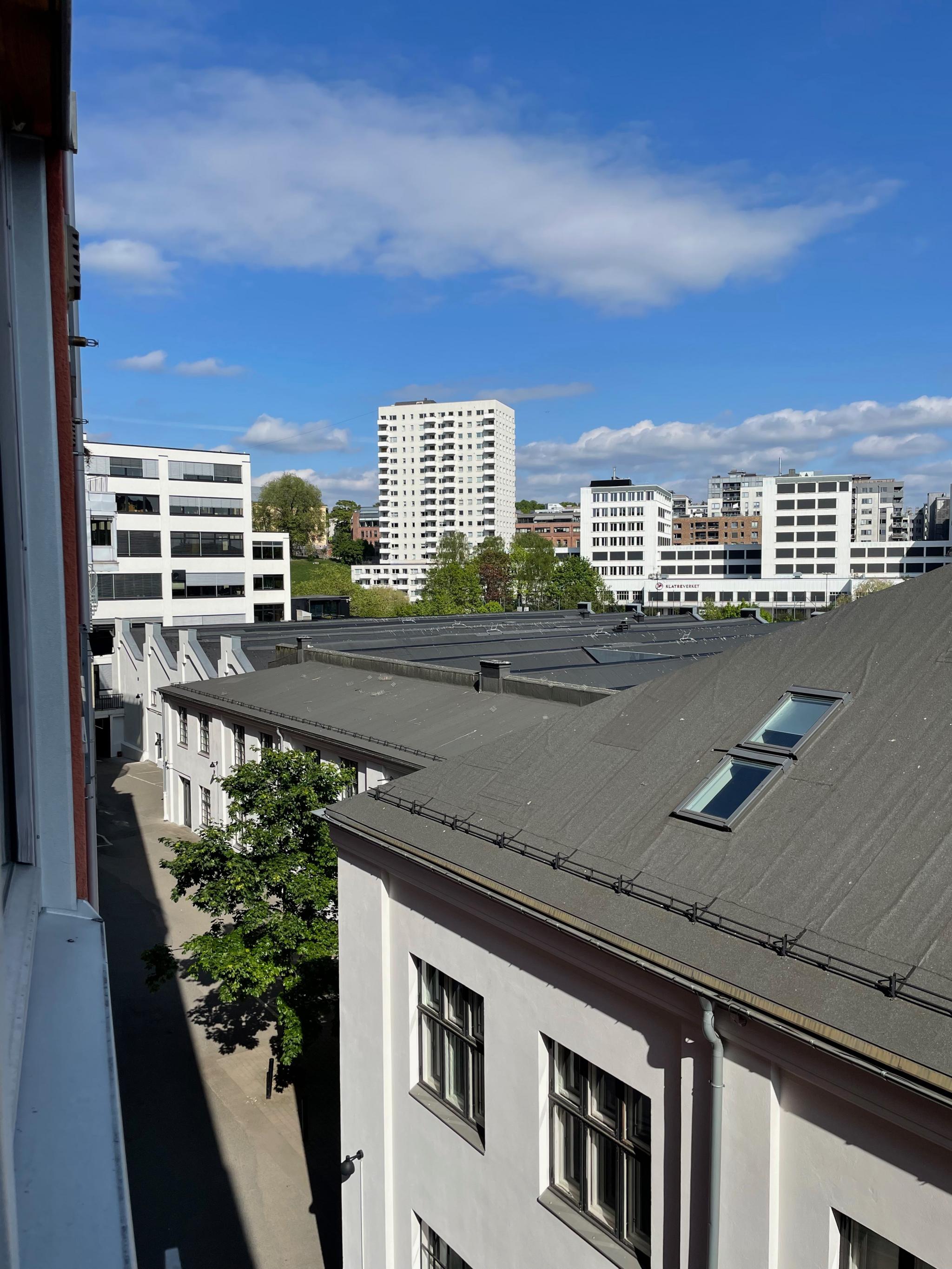 Leiligheten ligger høyt i skjermede omgivelser