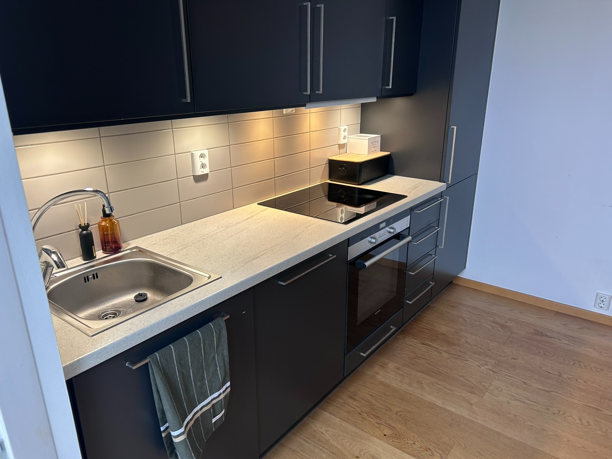 Moderne kjøkken med intergrerte hvitevarer