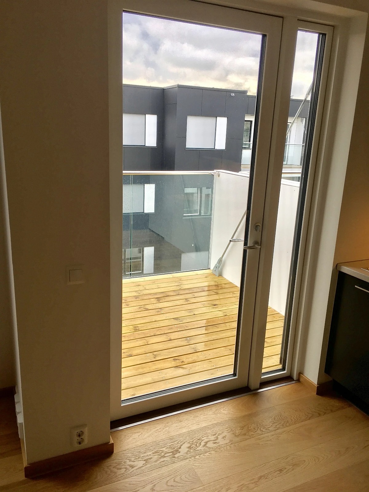 Utgang til privat balkong - med kjøkkenet på høyre side