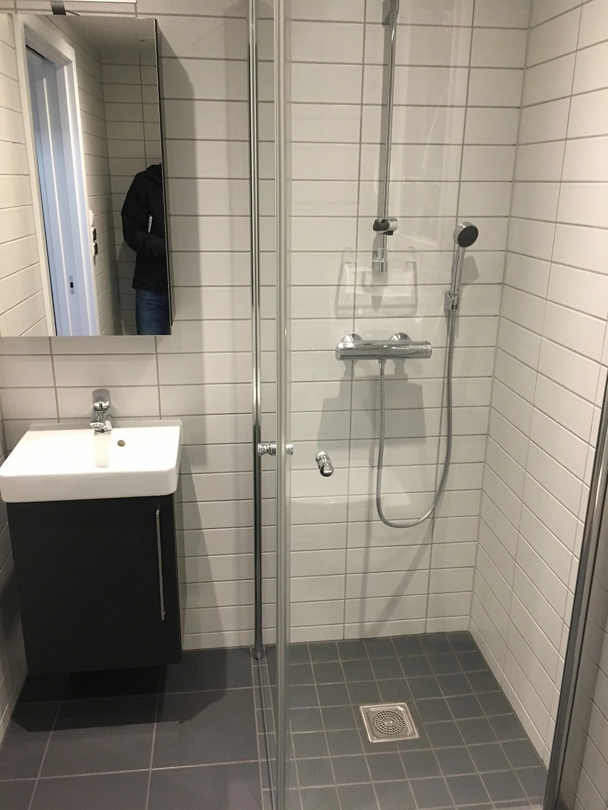 Bad m/dusj, toalett og opplegg til vaskemaskin