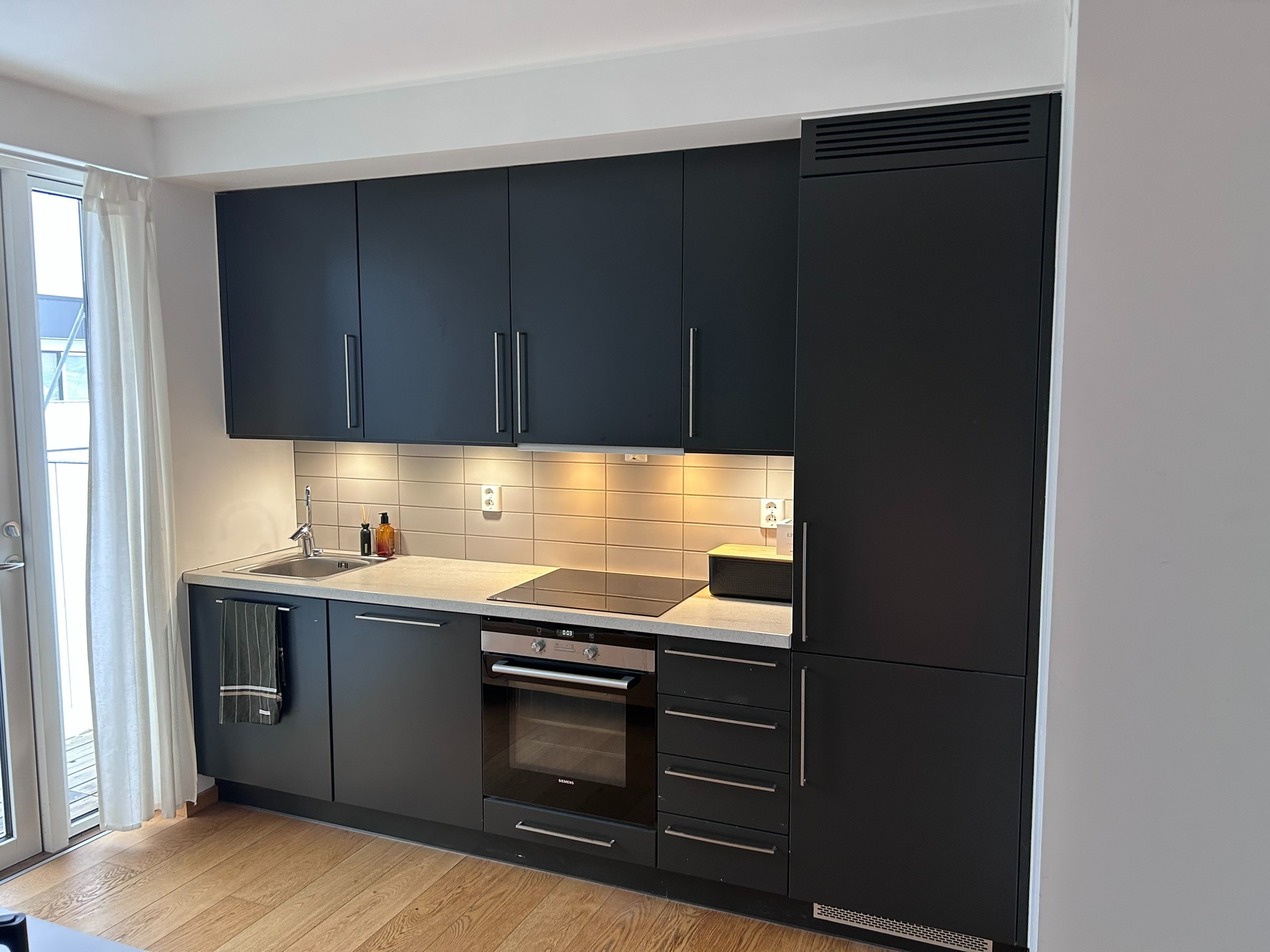 Kjøkkenløsning med integrerte hvitevarer