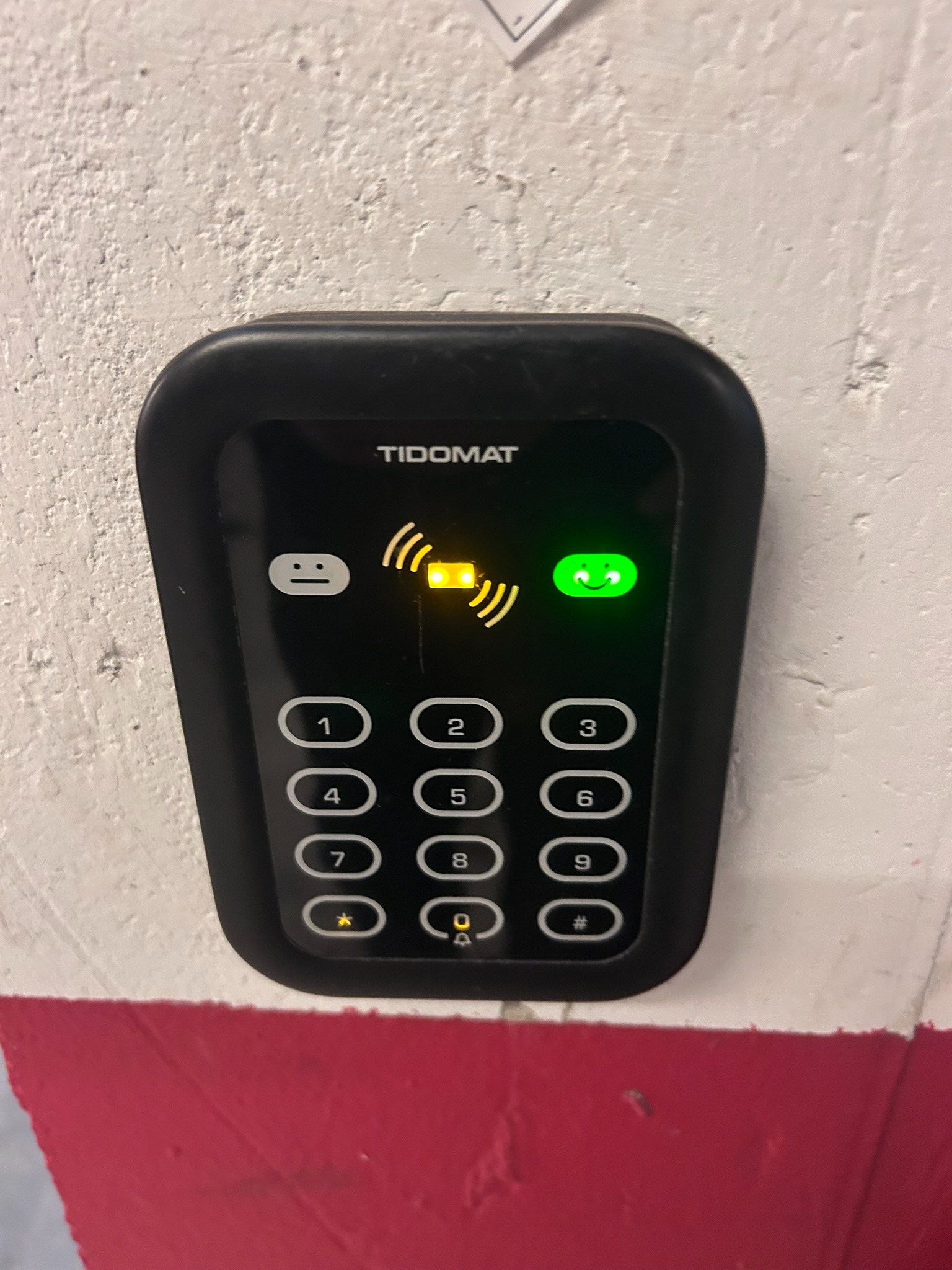 Tilgang rundt i bygget gjøres via elektronisk nøkkelbrikke