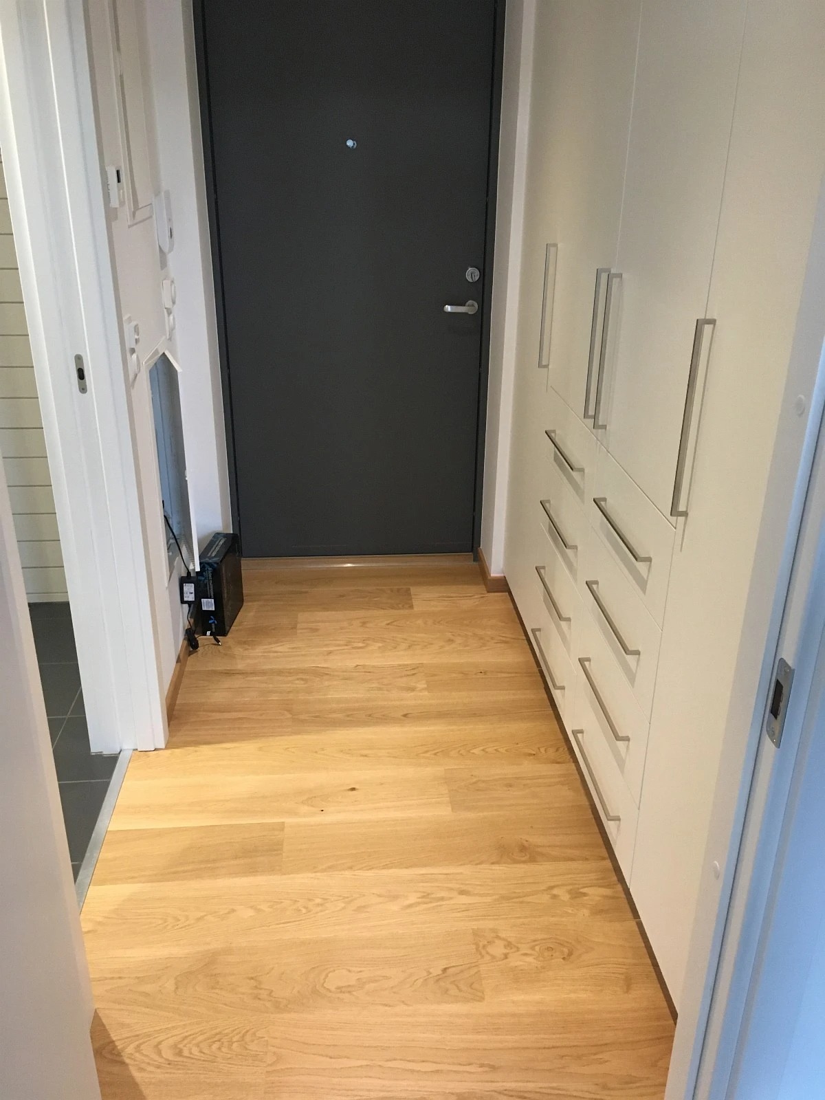 Entré med rikelig plass i intergrerte skap og skuffer