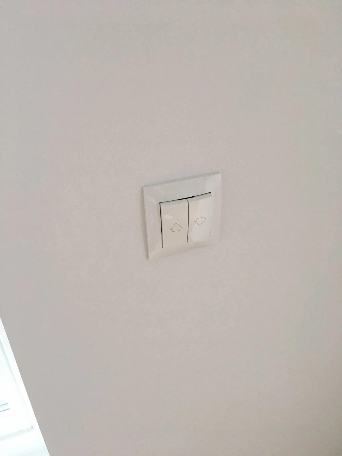 Bryter til opp/nedsenking av utvendig solskjerm foran vindu