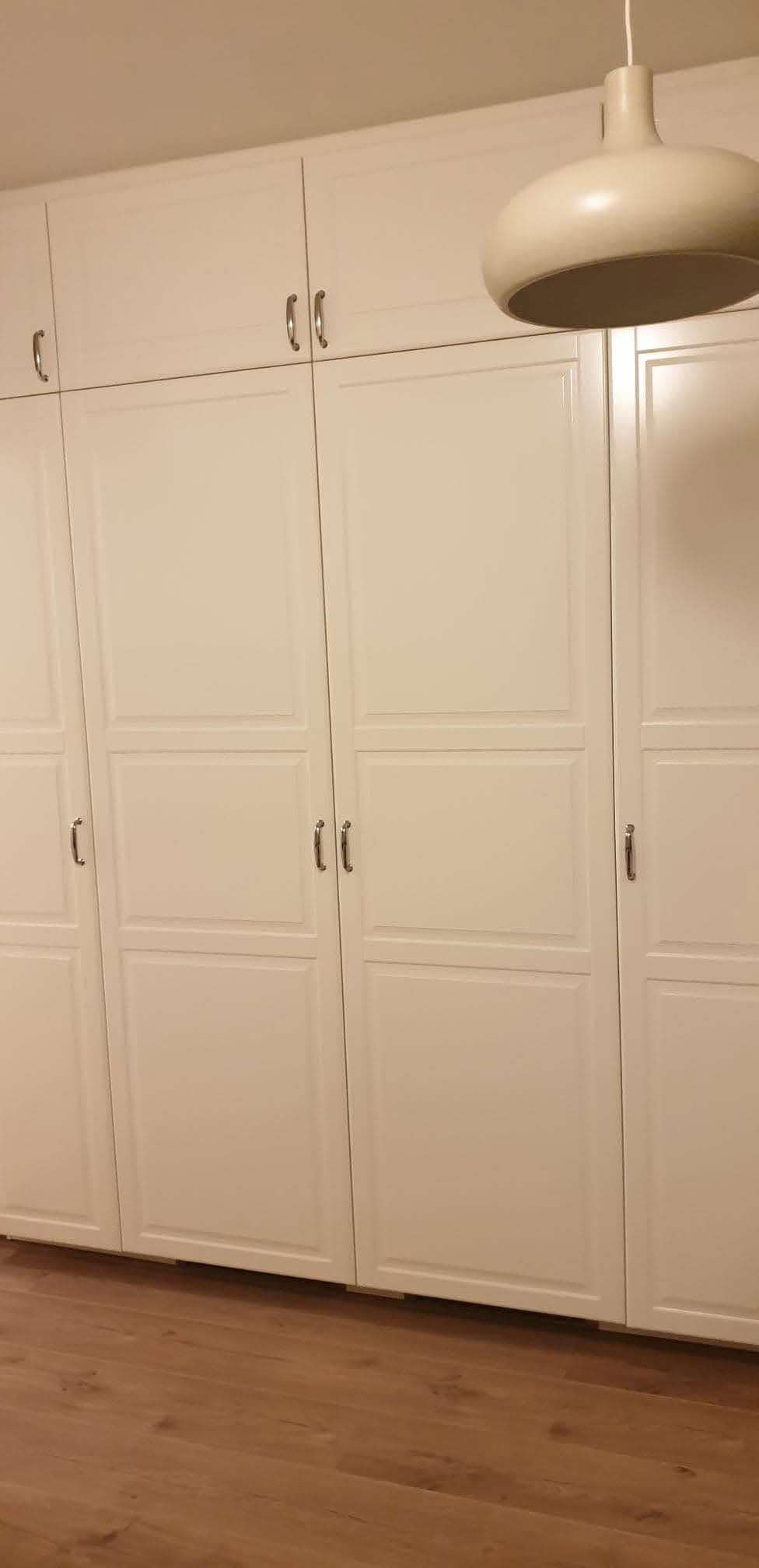 Godt med skapplass på kjøkkenet. Integrerte hvitevarer.