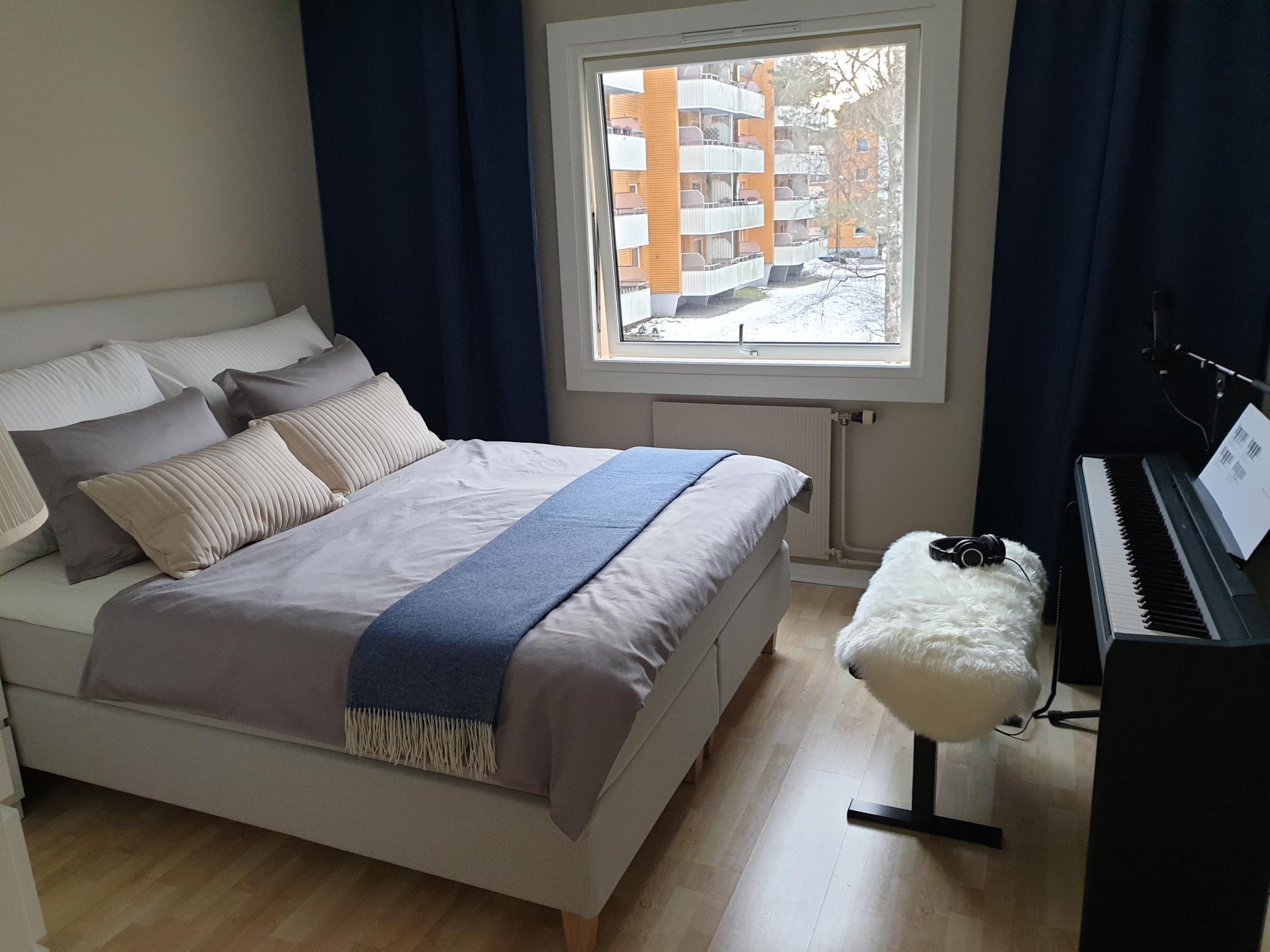 Hovedsoverommet har en god størrelse og godt med oppbevaringsplass.