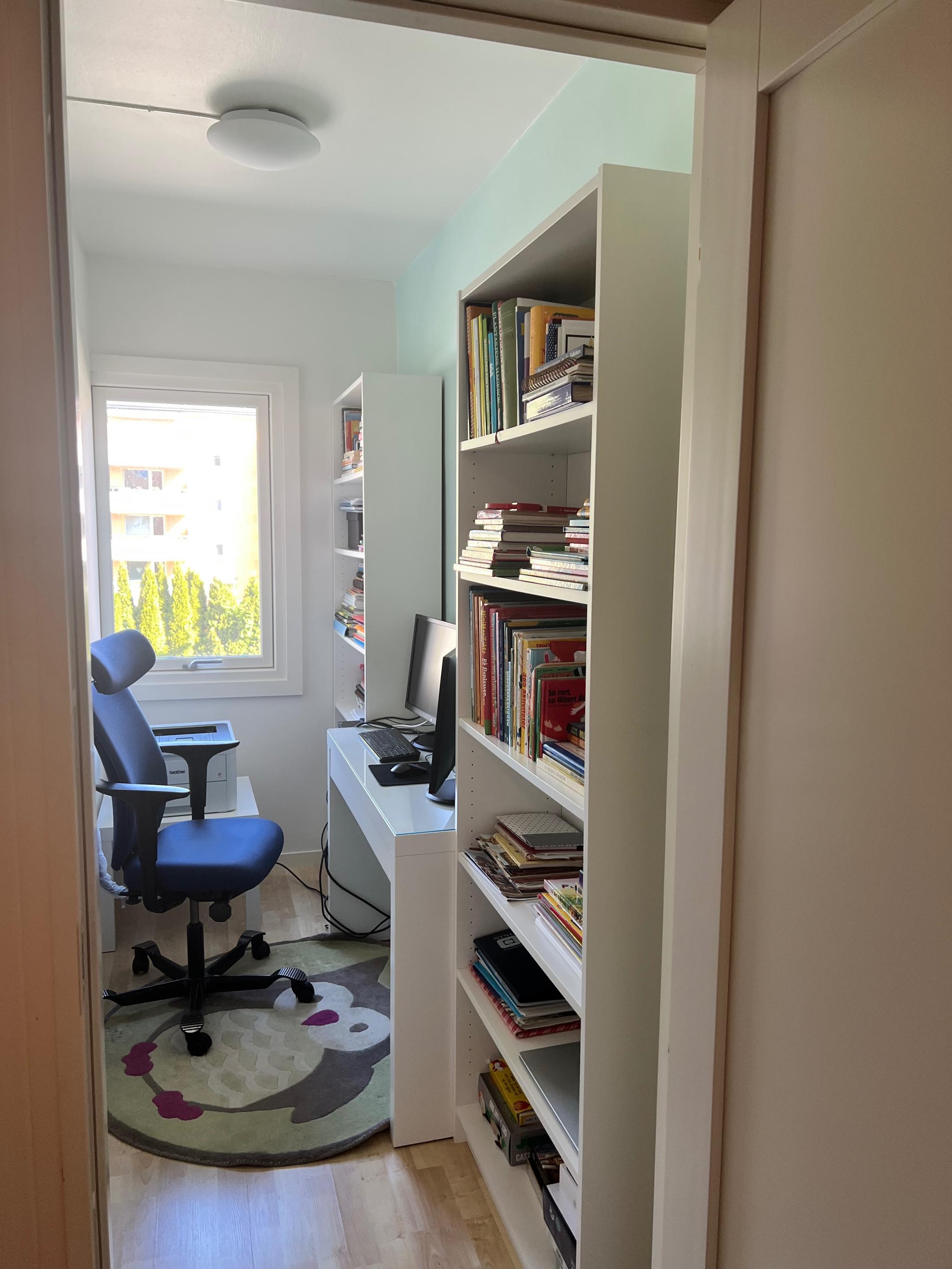Kontor med bokhyller og arbeidsbord 