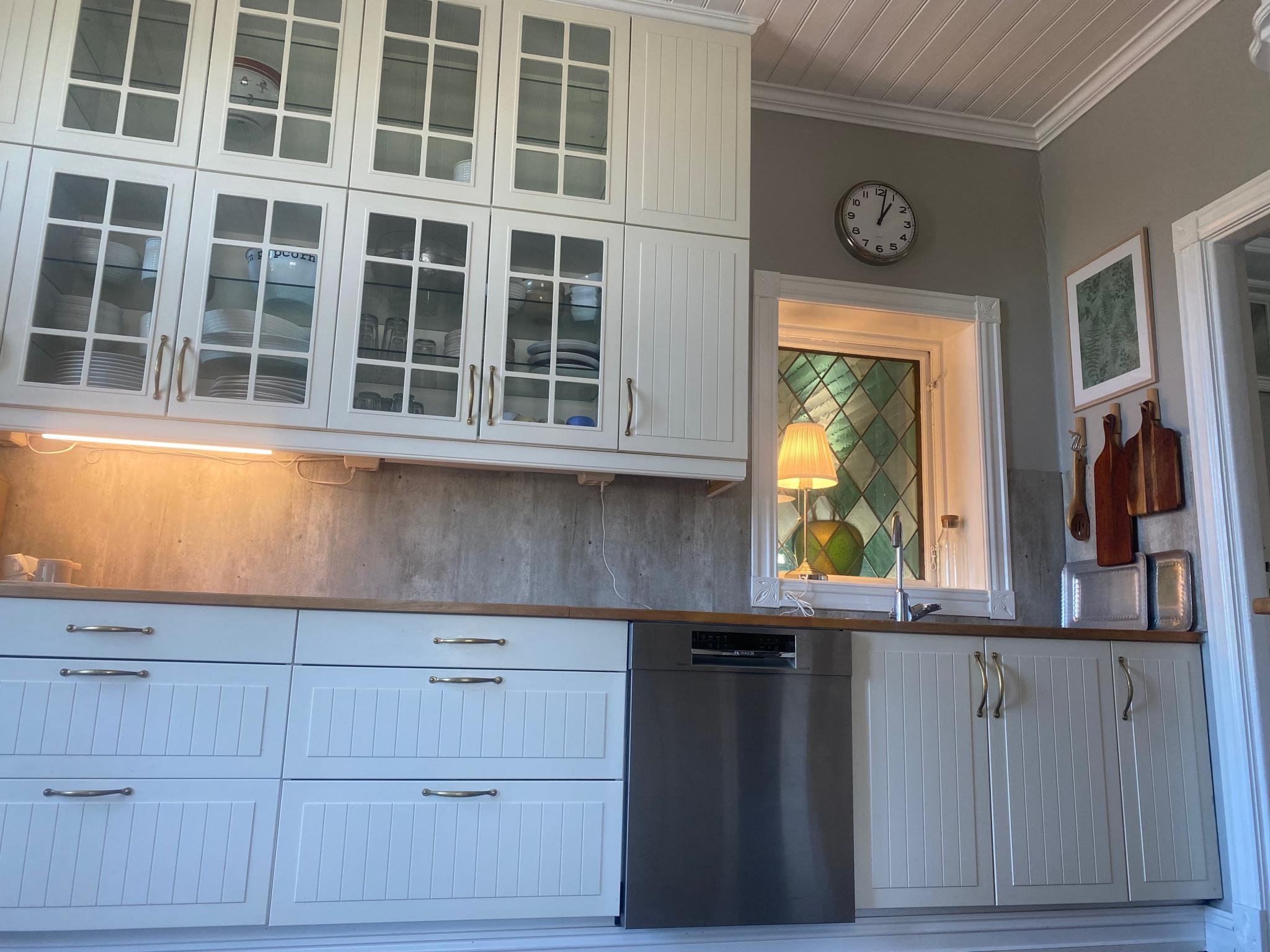 Vindu leder ut mot gangen.