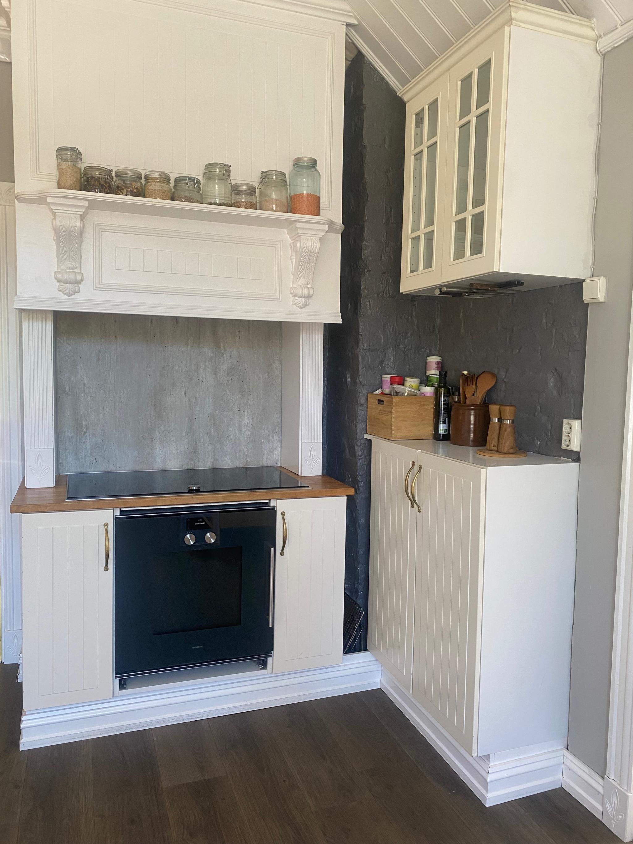 Kjøkken med ekstra bred platetopp fra NEFF, og stekeovn med pizzafunksjon fra Gaggenau.