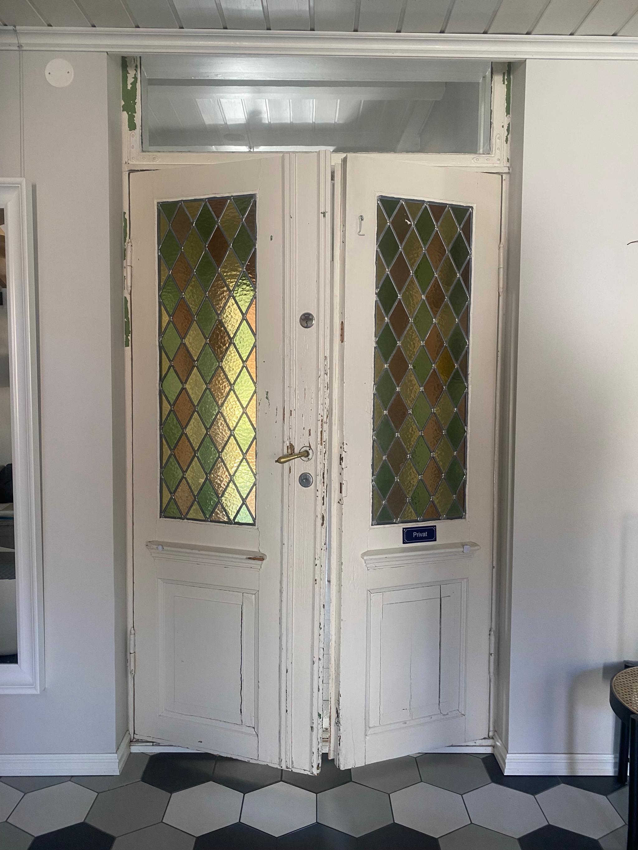 Overgang mellom original og nyere del av huset.