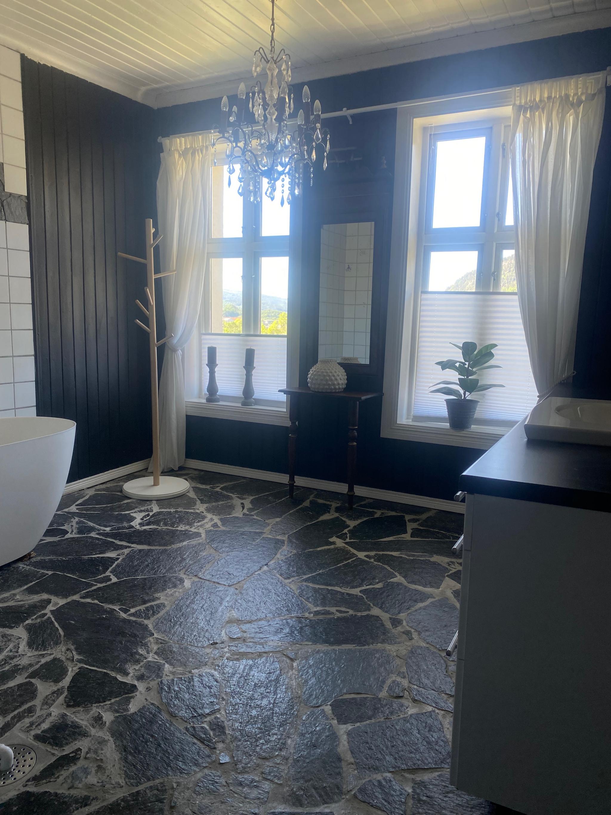 Utsikt fra badekaret opp mot Knabben.