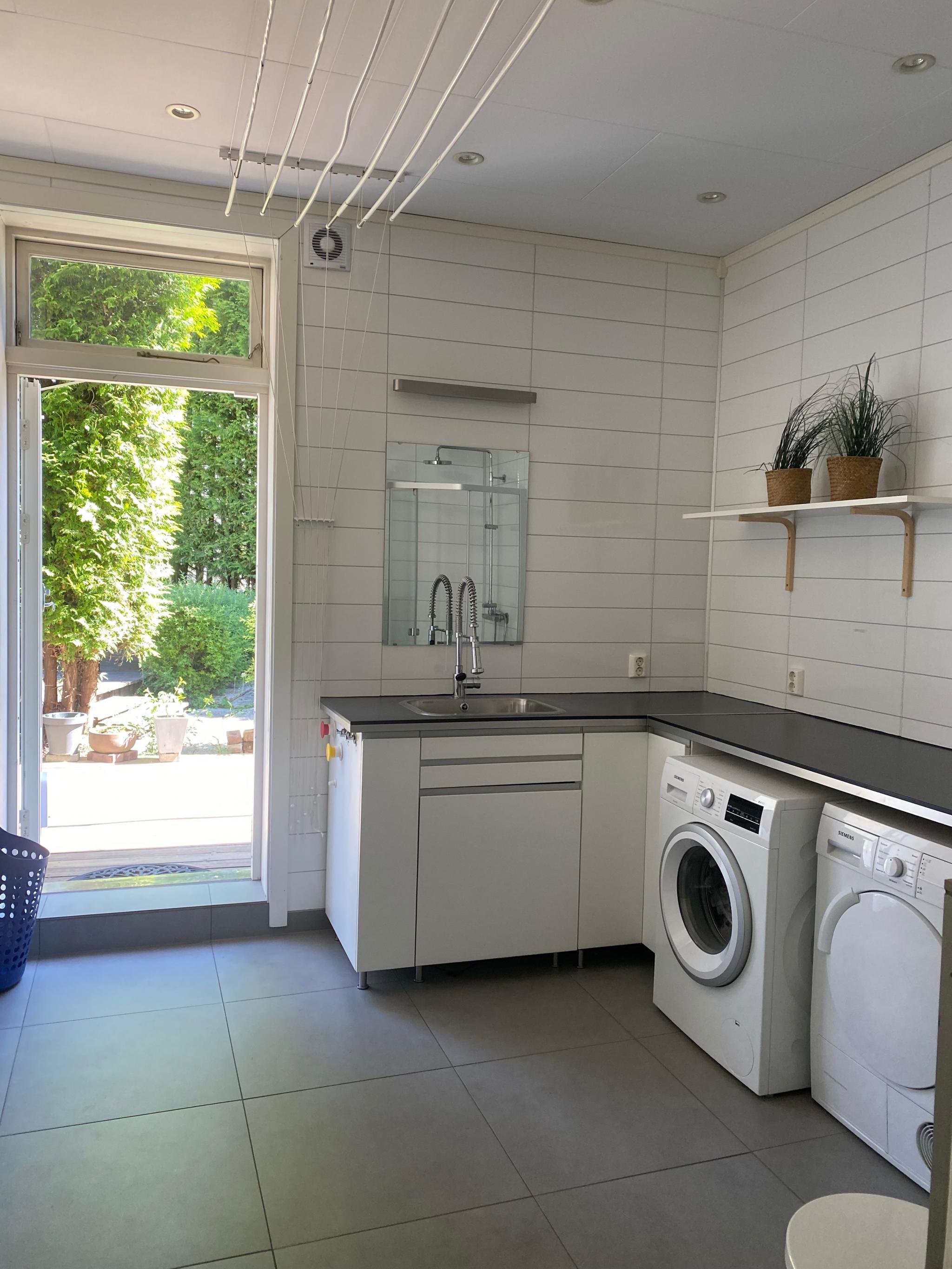 Utgang ut på platting og hage direkte fra vaskerom. Oppheng til tørking av klær i taket.