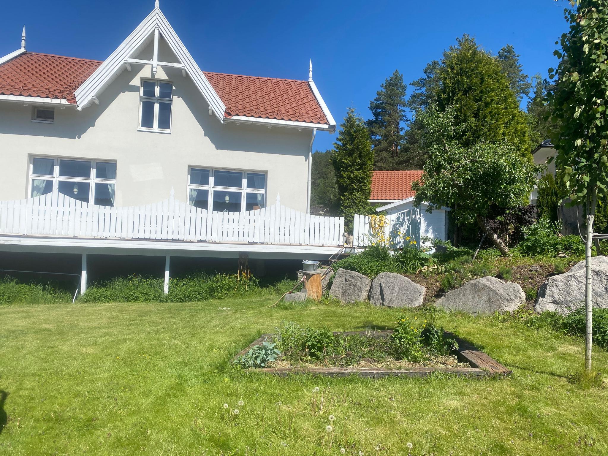 Vakker villa i sveitserstil. Usjenert hage.