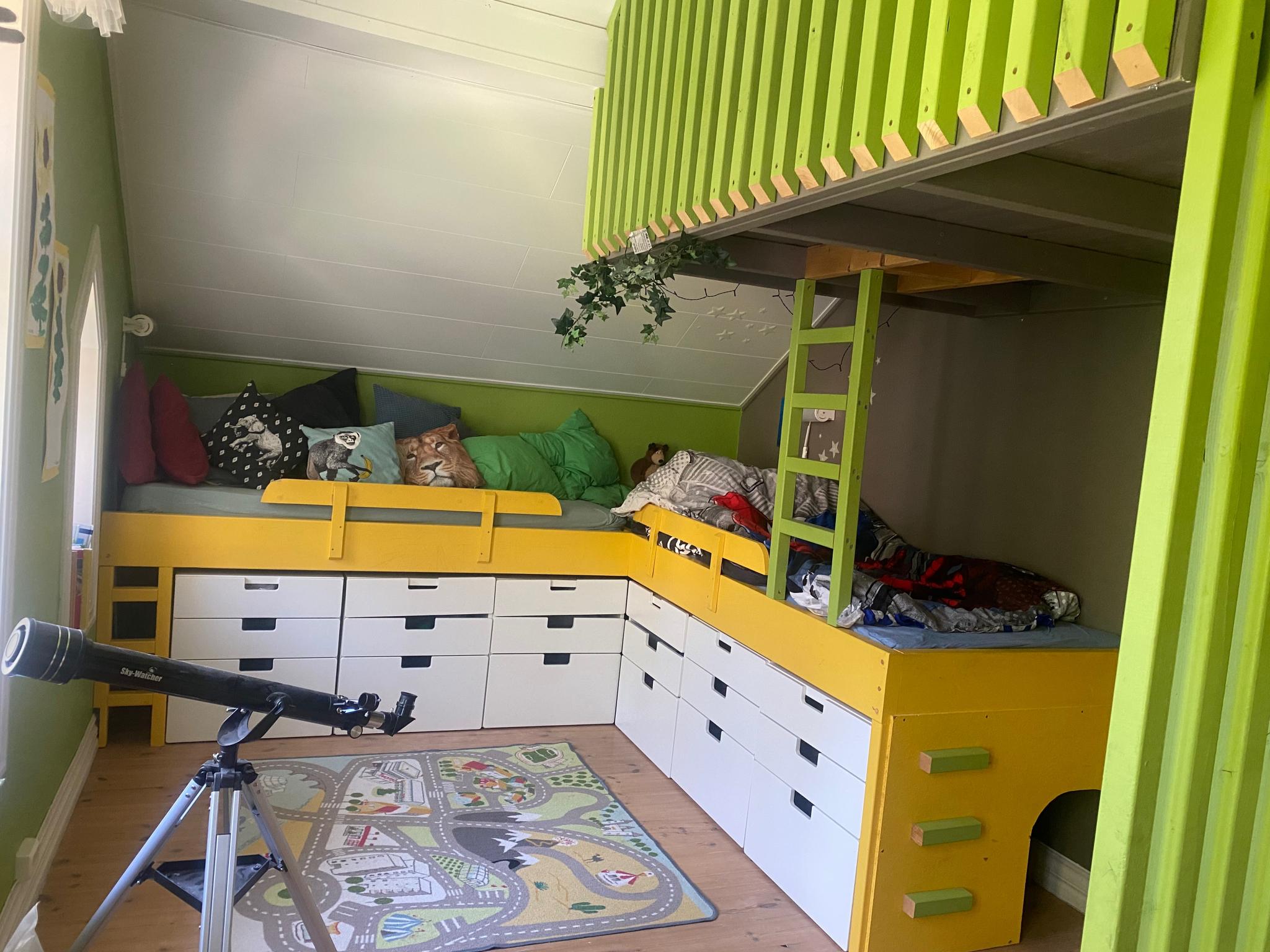 Innredet barnerom med to senger.