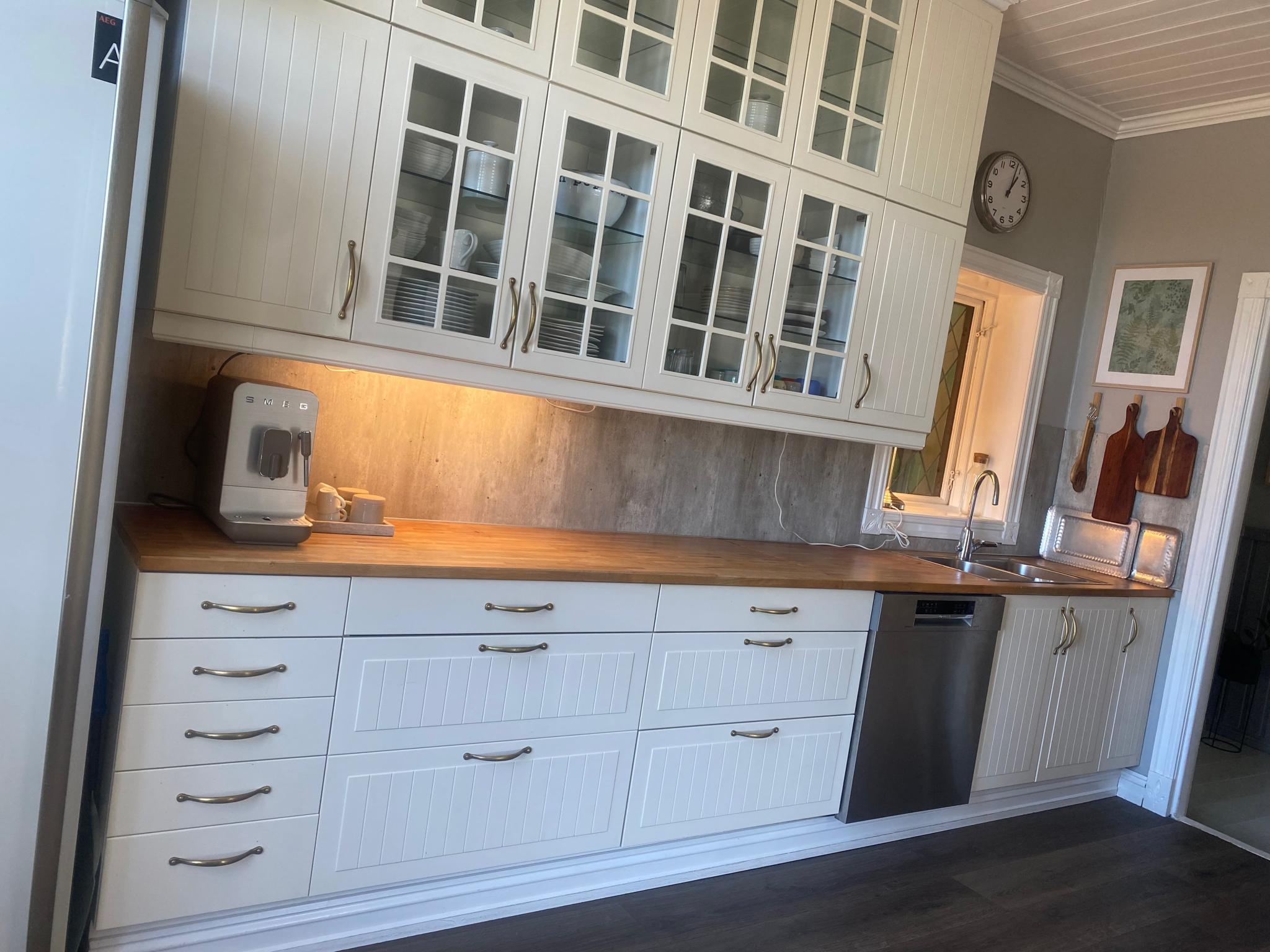 Koselig kjøkken med integrert oppvaskmaskin og godt med skappplass.