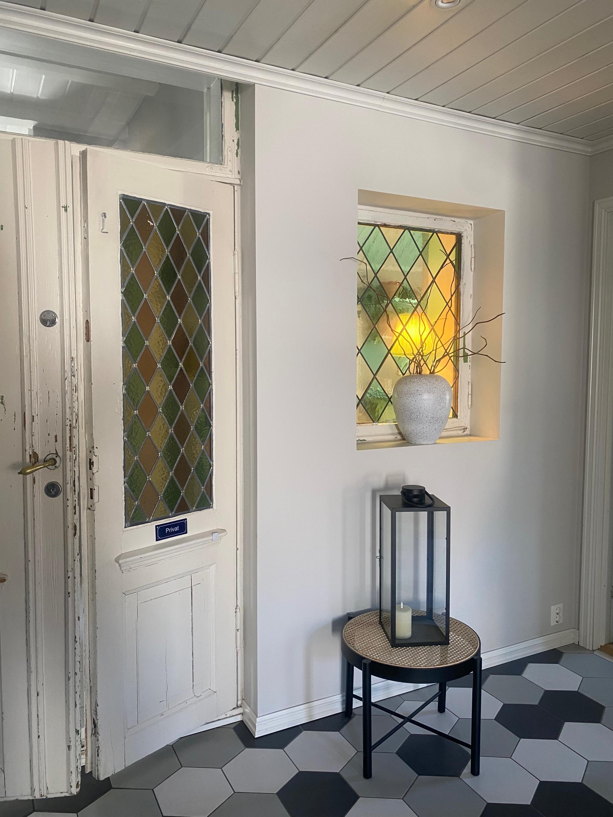 Originale dører og vinduer.