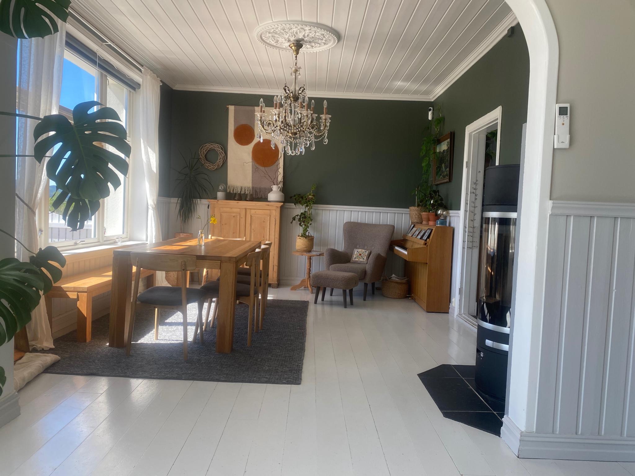 En av tre stuer. God takhøyde, og lysekroner med rosett i taket.