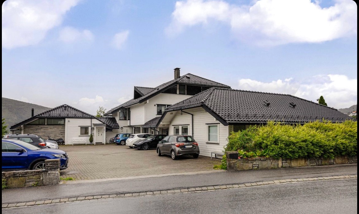 Gåndsplass med lademuligheter