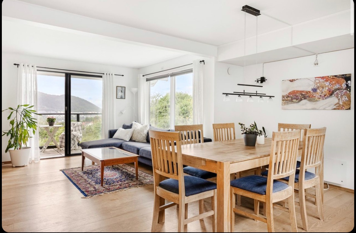 Åpen stue-/kjøkkenløsning (sofa er byttet ut, se senere bilde)