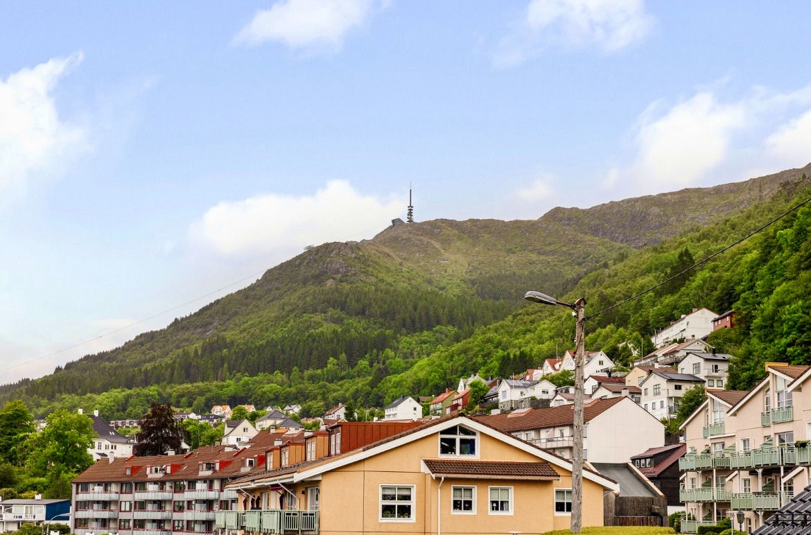 Utsikt mot Ulriken fra kjøkkenvinduer 