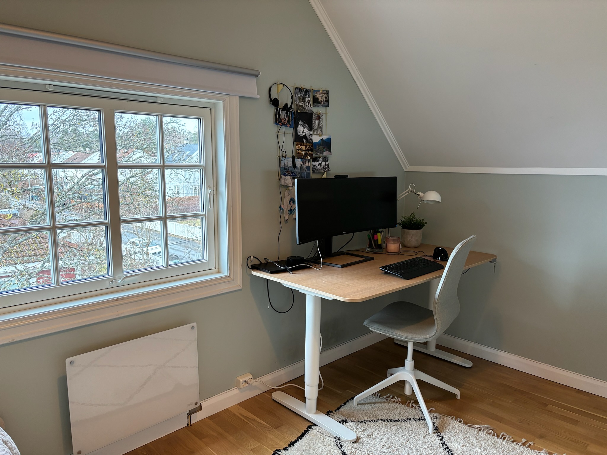 Bedroom 5 with working desk with monitors
