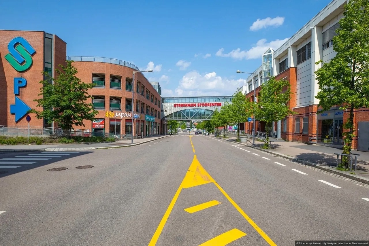 Eiendommen har en meget sentral beliggenhet med umiddelbar nærhet til alt. Strømmen storsenter ligger i umiddelbar nærhet.