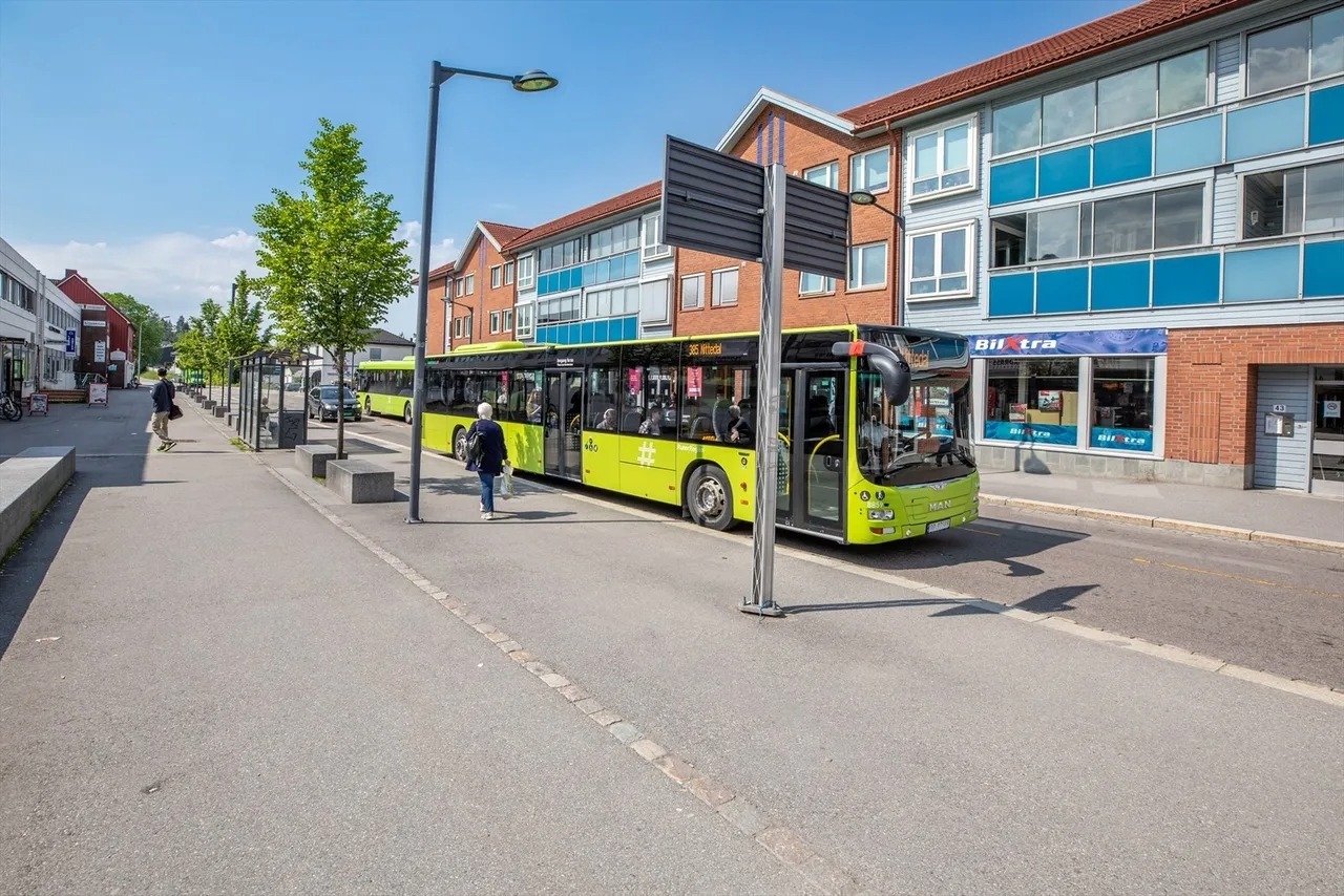 Det er kort gange til nærmeste busstopp - Her er det hyppige avganger til både Oslo og Lillestrøm.