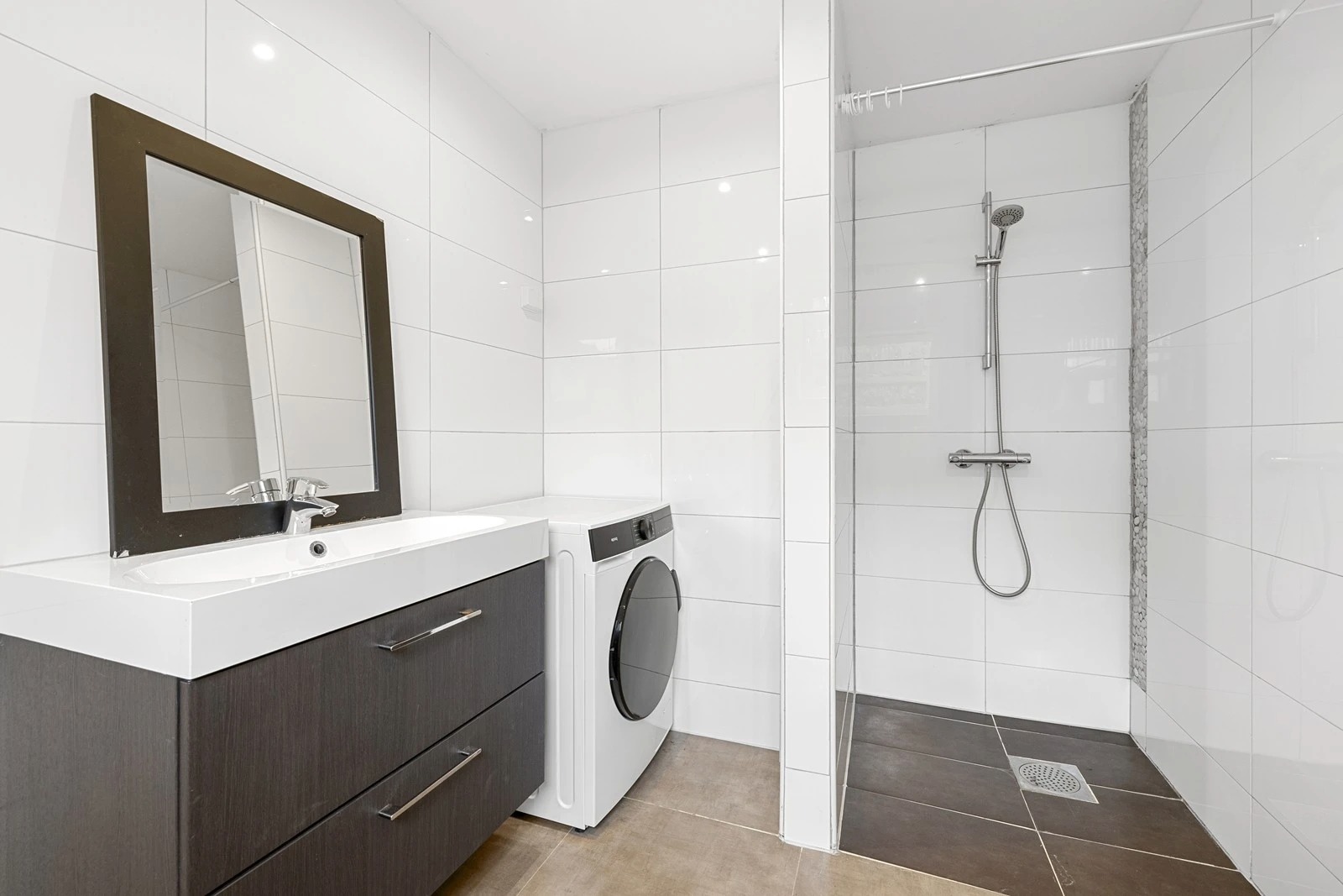 Downlights i tak, varmekabler i gulv og opplegg for vaskemaskin.