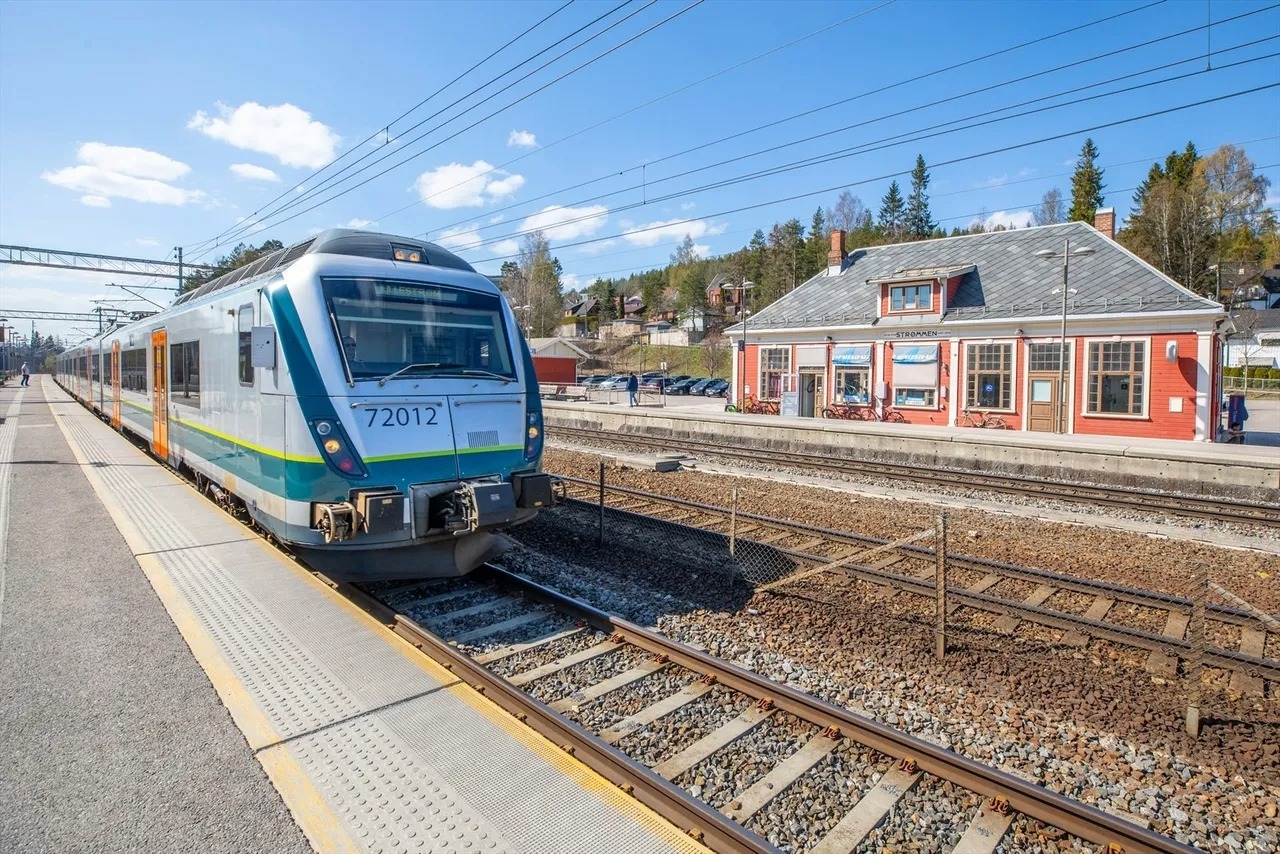 Både bussholdeplass og togstasjon ligger i kort gangavstand. Strømmen stasjon tar deg i retning mot Oslo og Lillestrøm