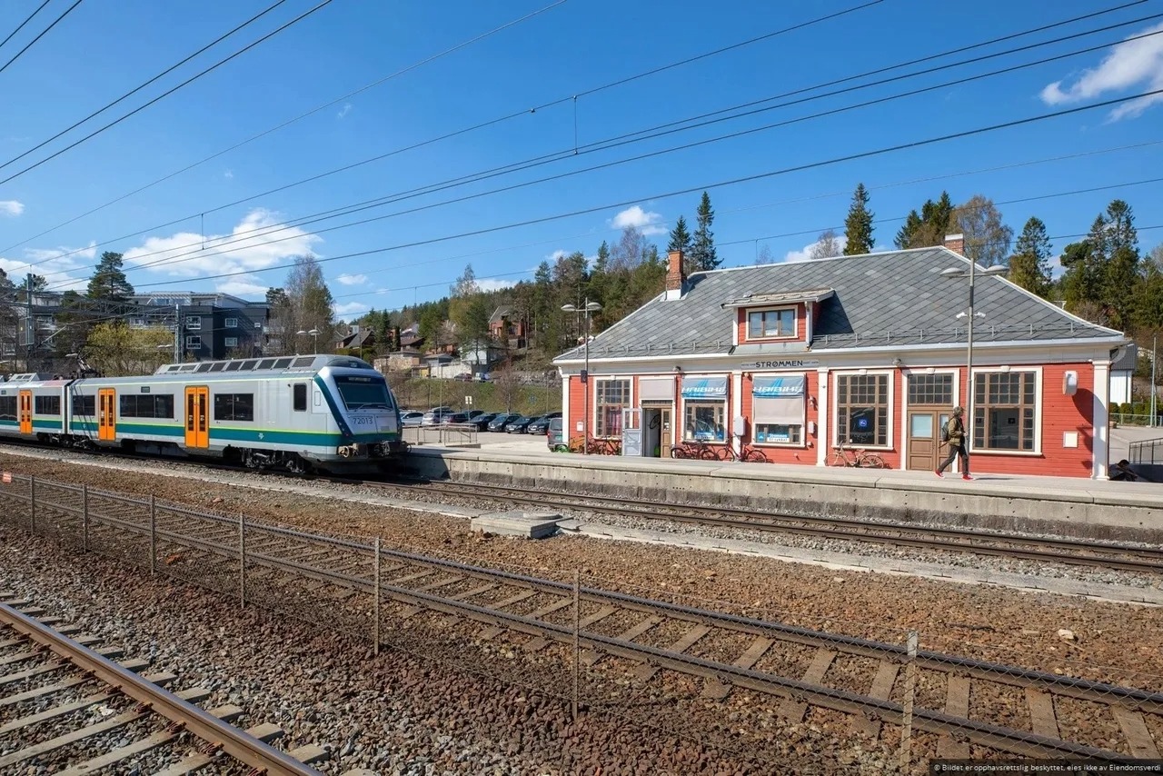 Både bussholdeplass og togstasjon ligger i kort gangavstand. Strømmen stasjon tar deg i retning mot Oslo og Lillestrøm