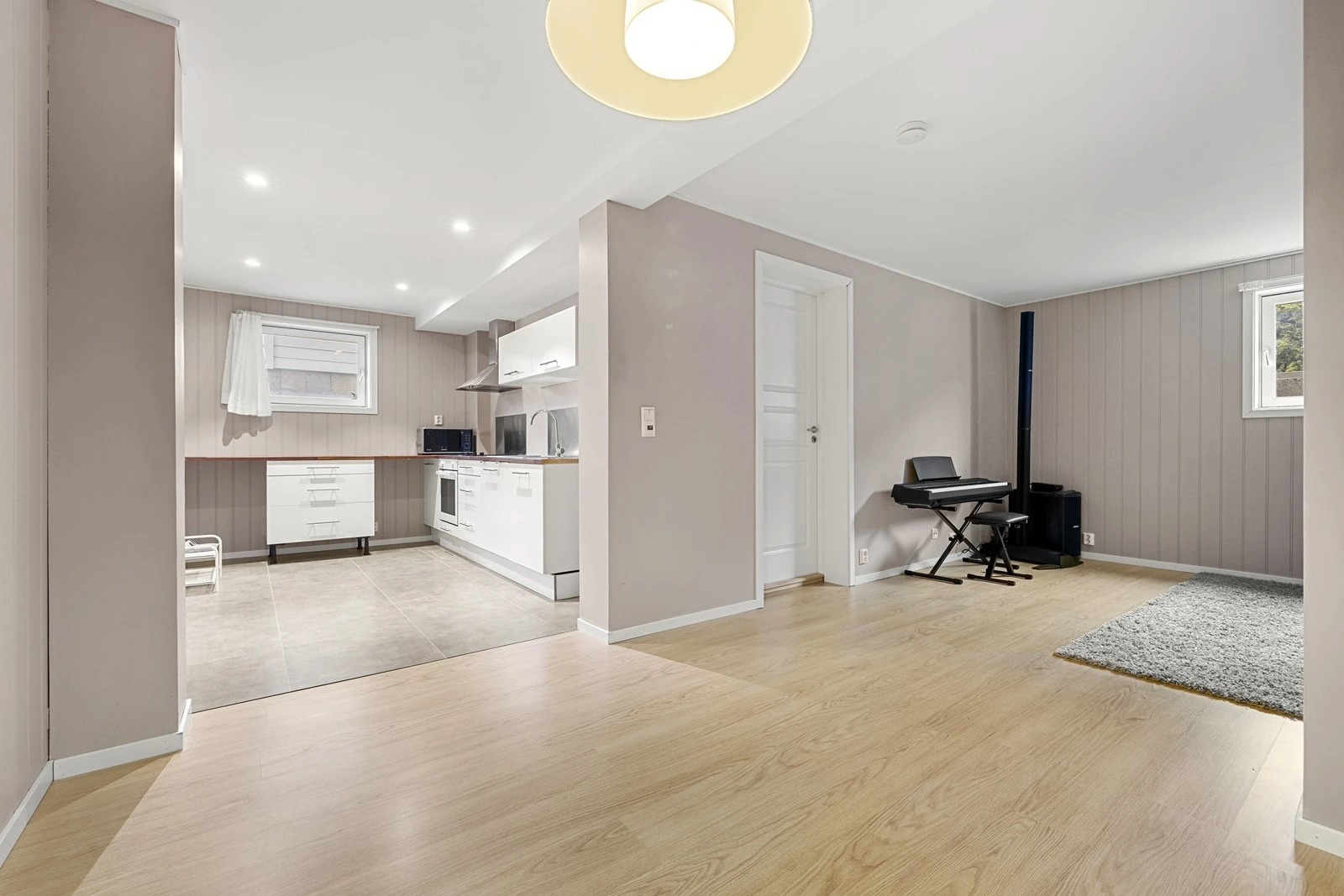 Stor stue med åpen kjøkkenløsning. Varme i gulv.