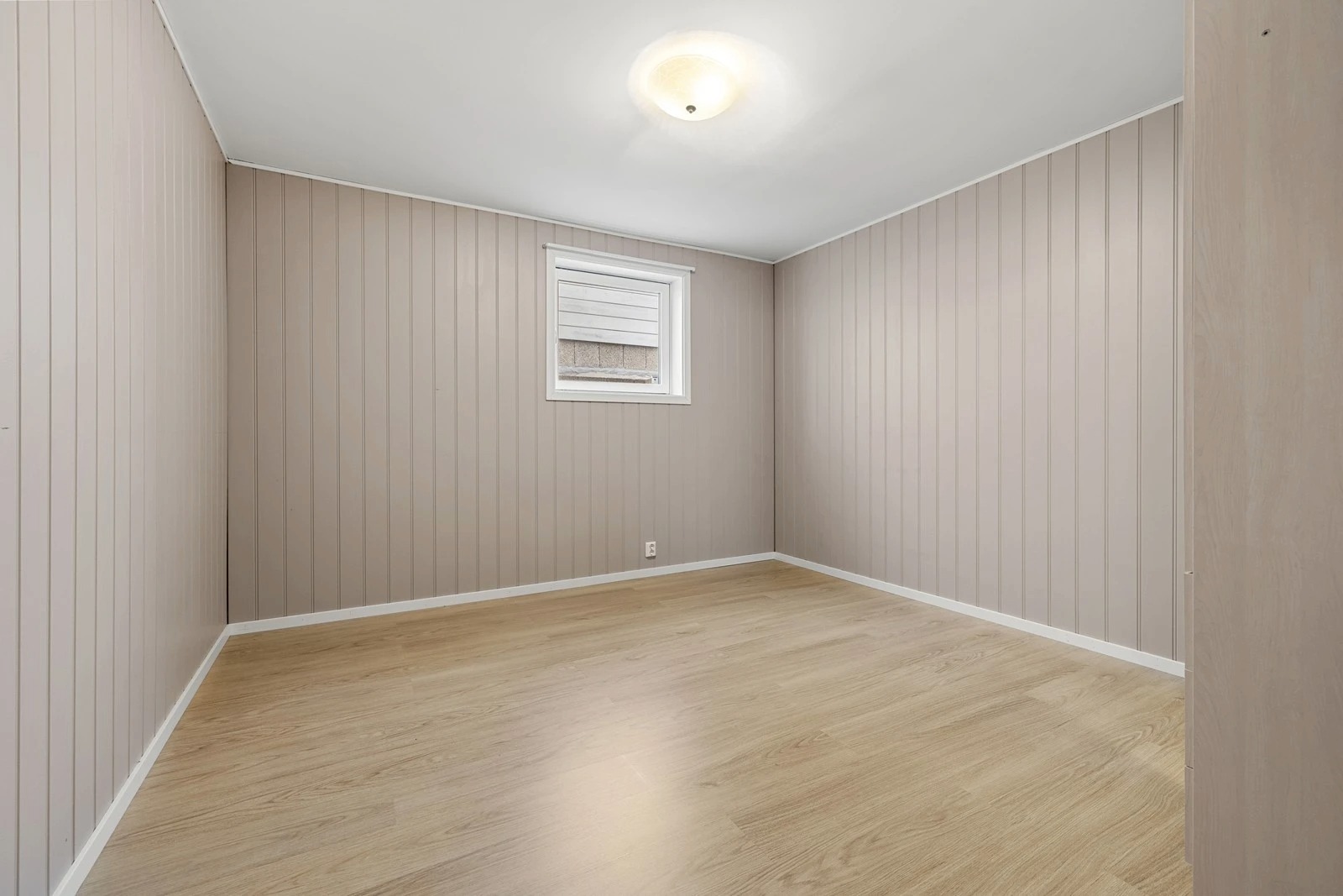 Soverommet har panelplater på vegg og laminatgulv, samt fin vindusflate og garderobeskap.