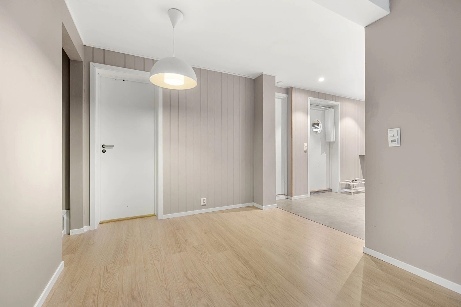 Stor stue med åpen kjøkkenløsning og en praktisk bod. Varme i gulv.