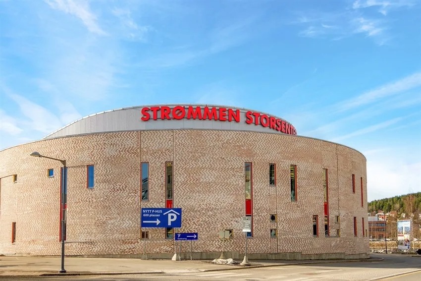 Eiendommen har en meget sentral beliggenhet med umiddelbar nærhet til alt. Strømmen storsenter ligger i umiddelbar nærhet.