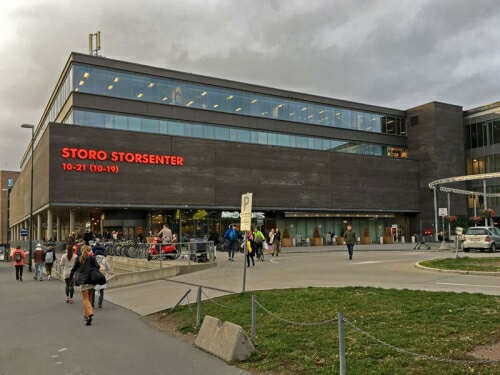 Storsenteret ligger 2 minutter fra leiligheten