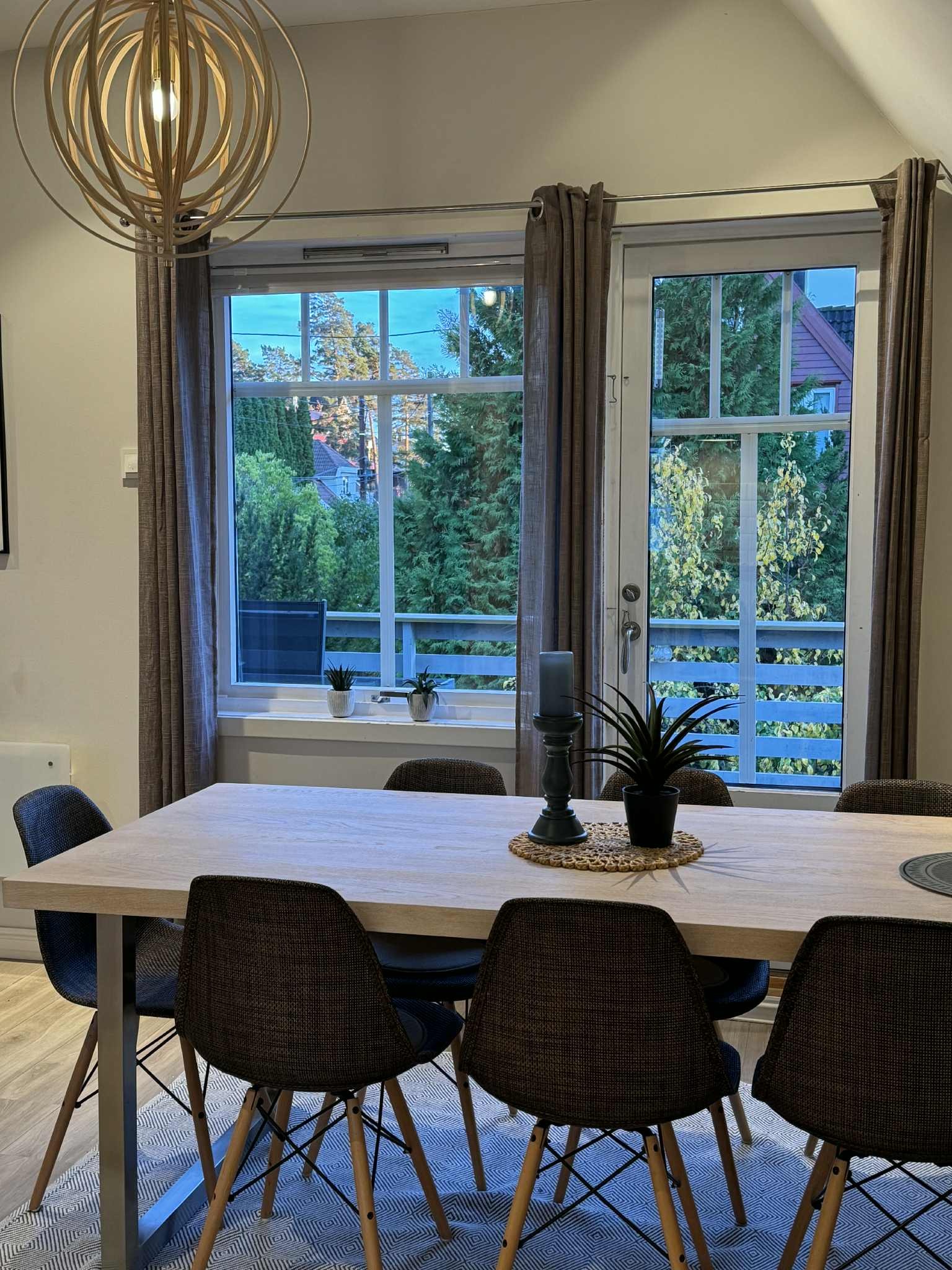 Masse lys, vinduer mot veranda