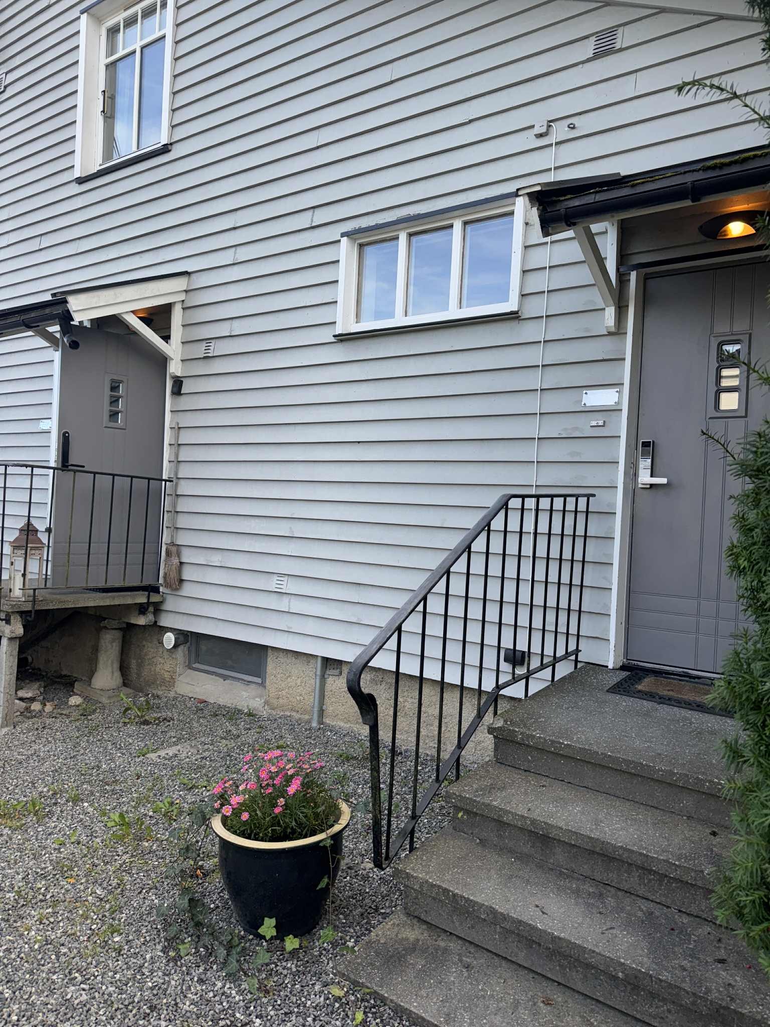 Døren til høyre tilhører leiligheten