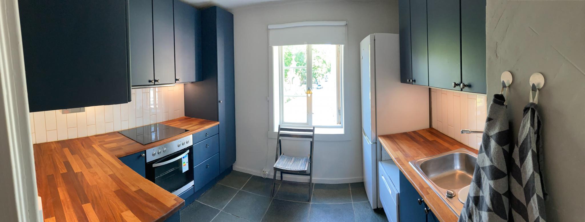 Kjøkken med hvitevarer