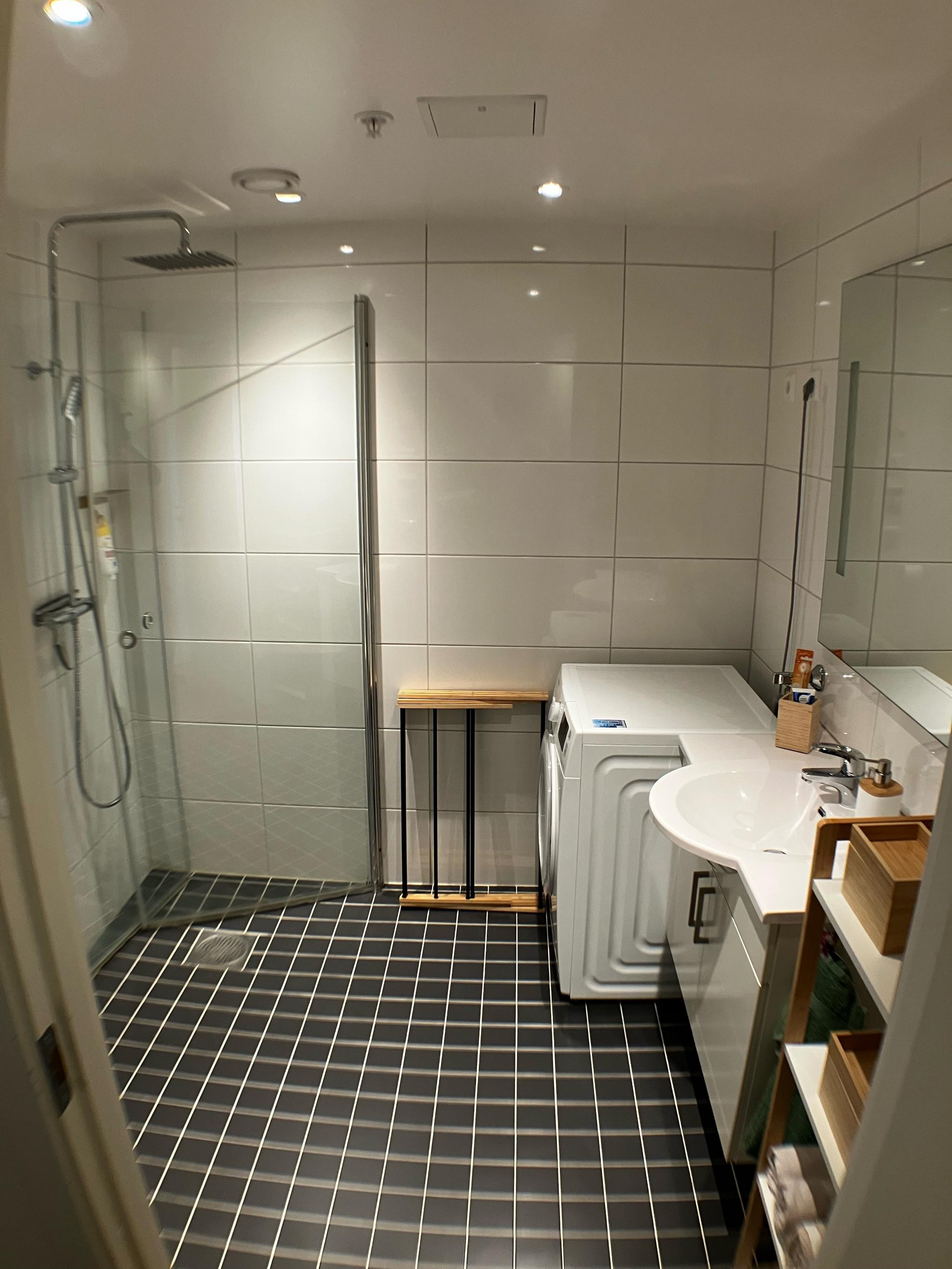 Rent og pent helfliset bad, med varme i gulv