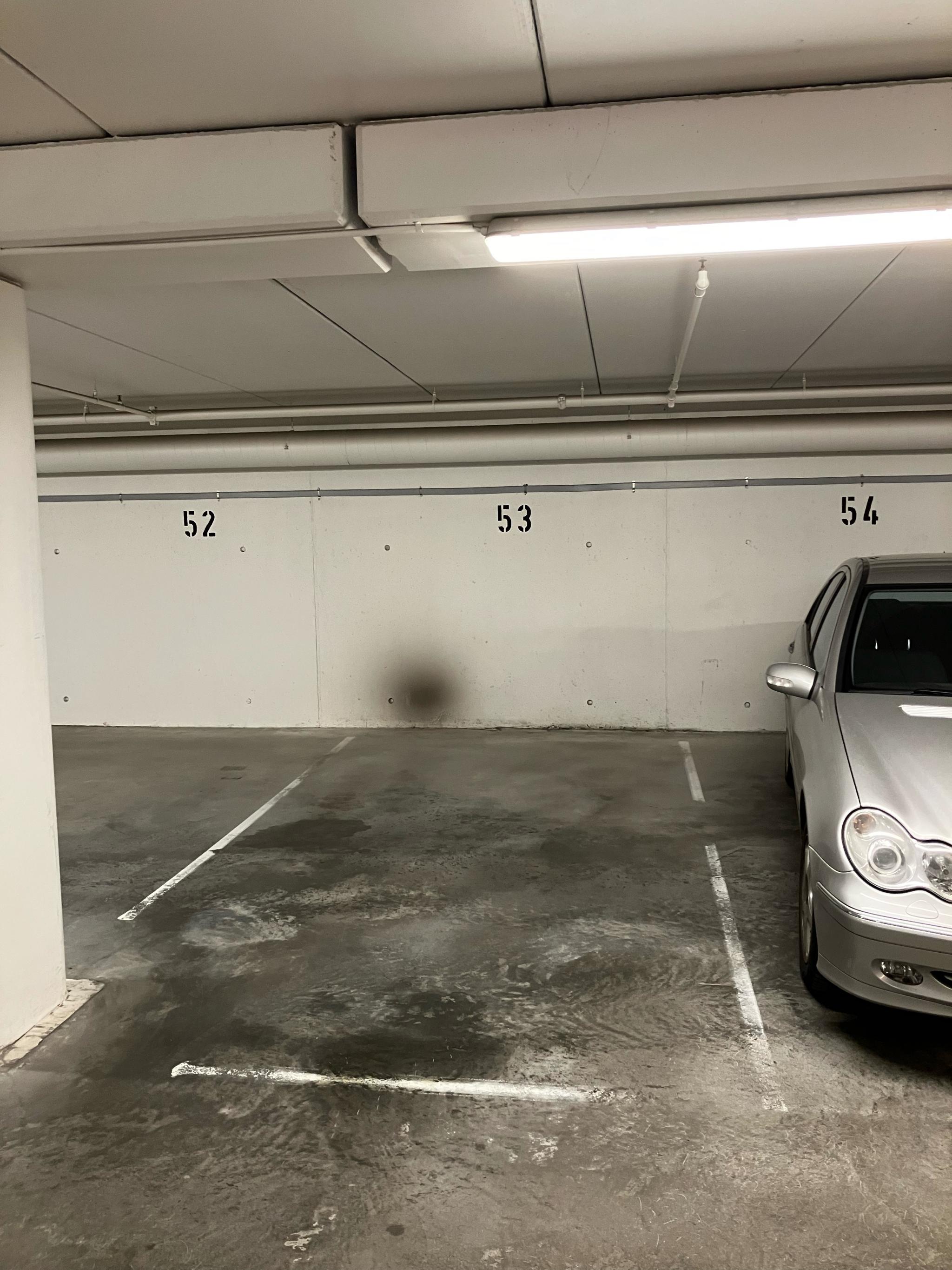 I kjelleren følger det med en egen parkeringsplass i oppvarmet garasje