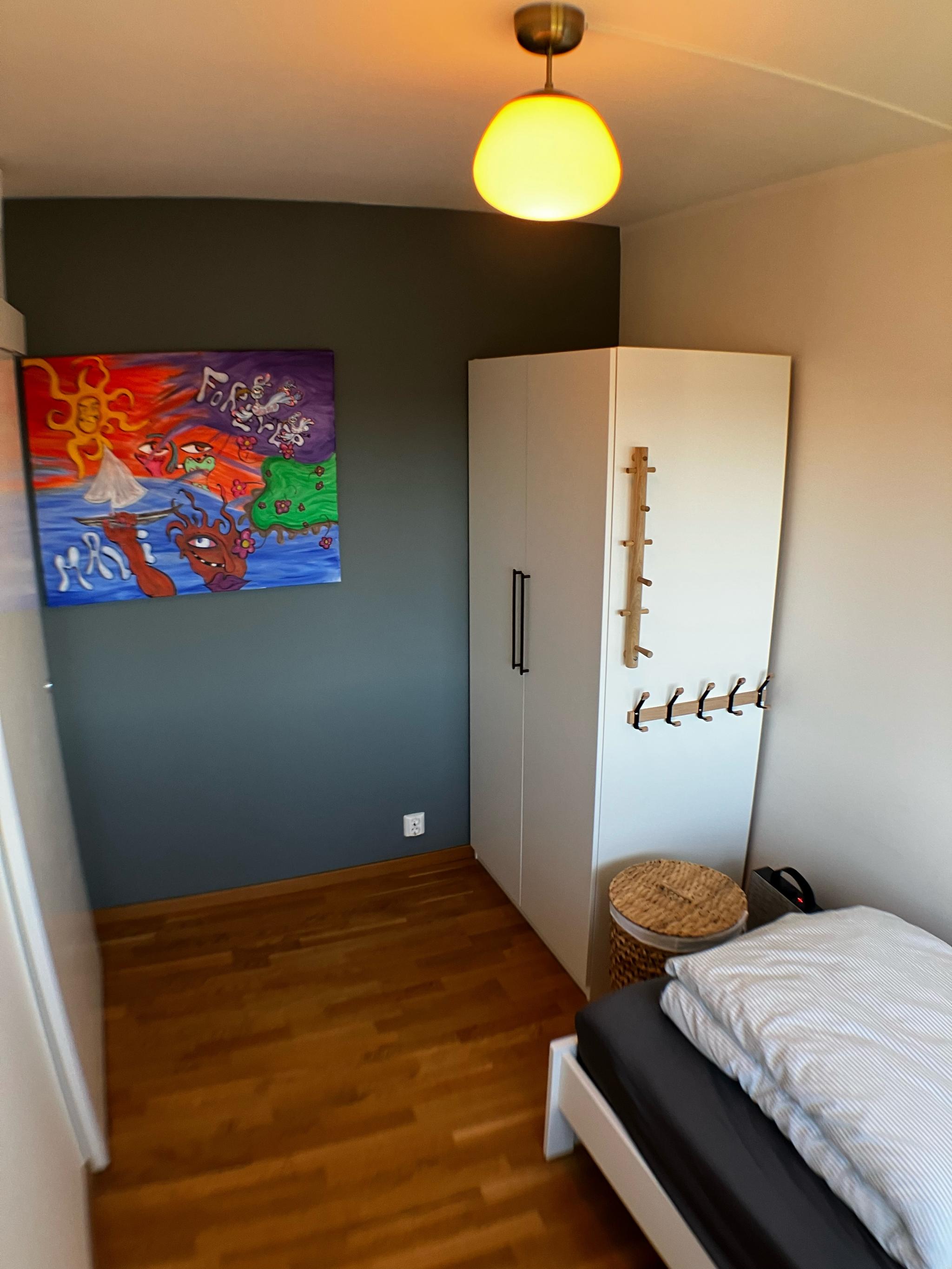 Her er det også et romslig klesskap, med knagger til det du måtte ønske