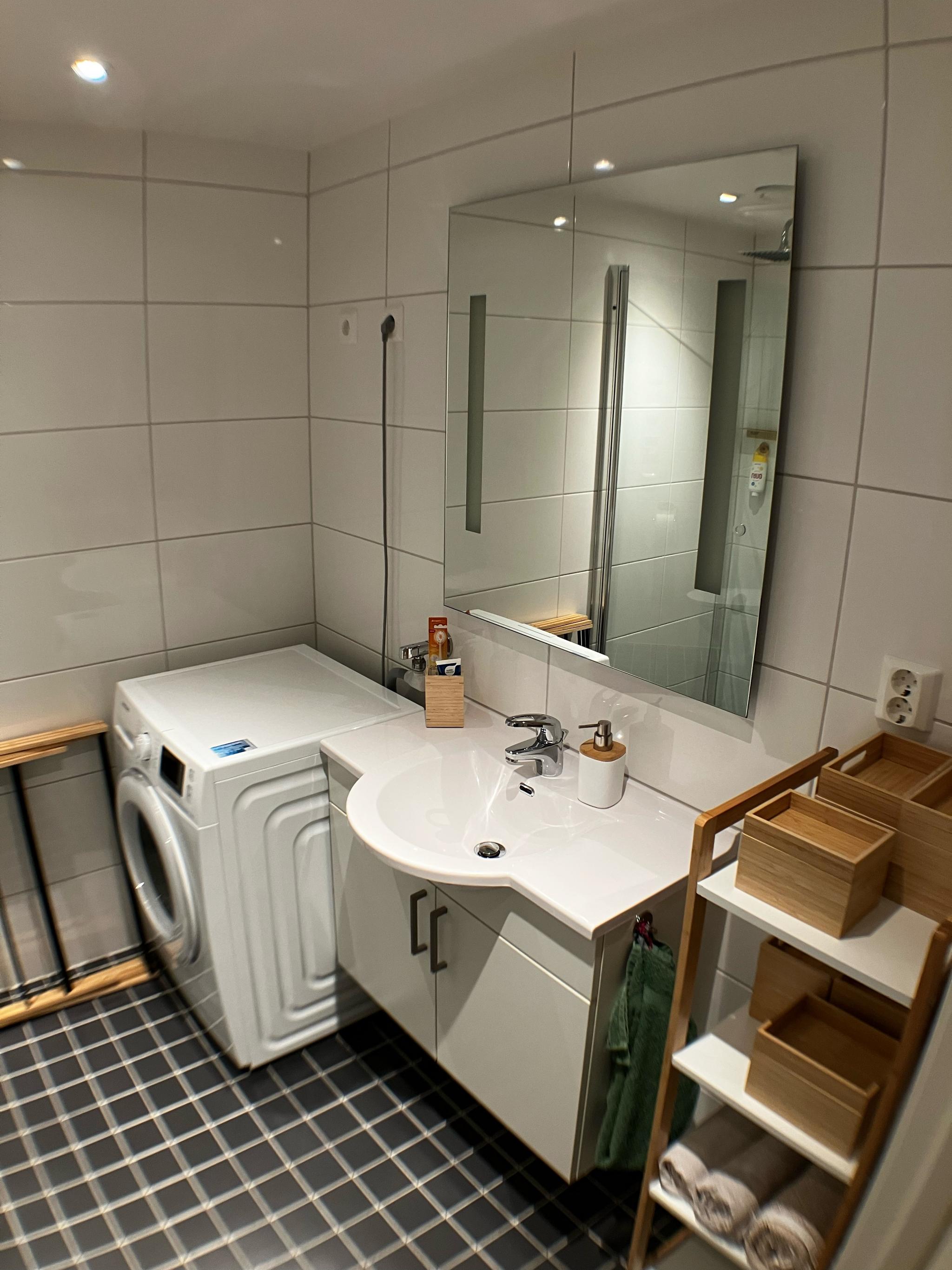 Badet er utstyrt med vaskemaskin og hylle for oppbevaring