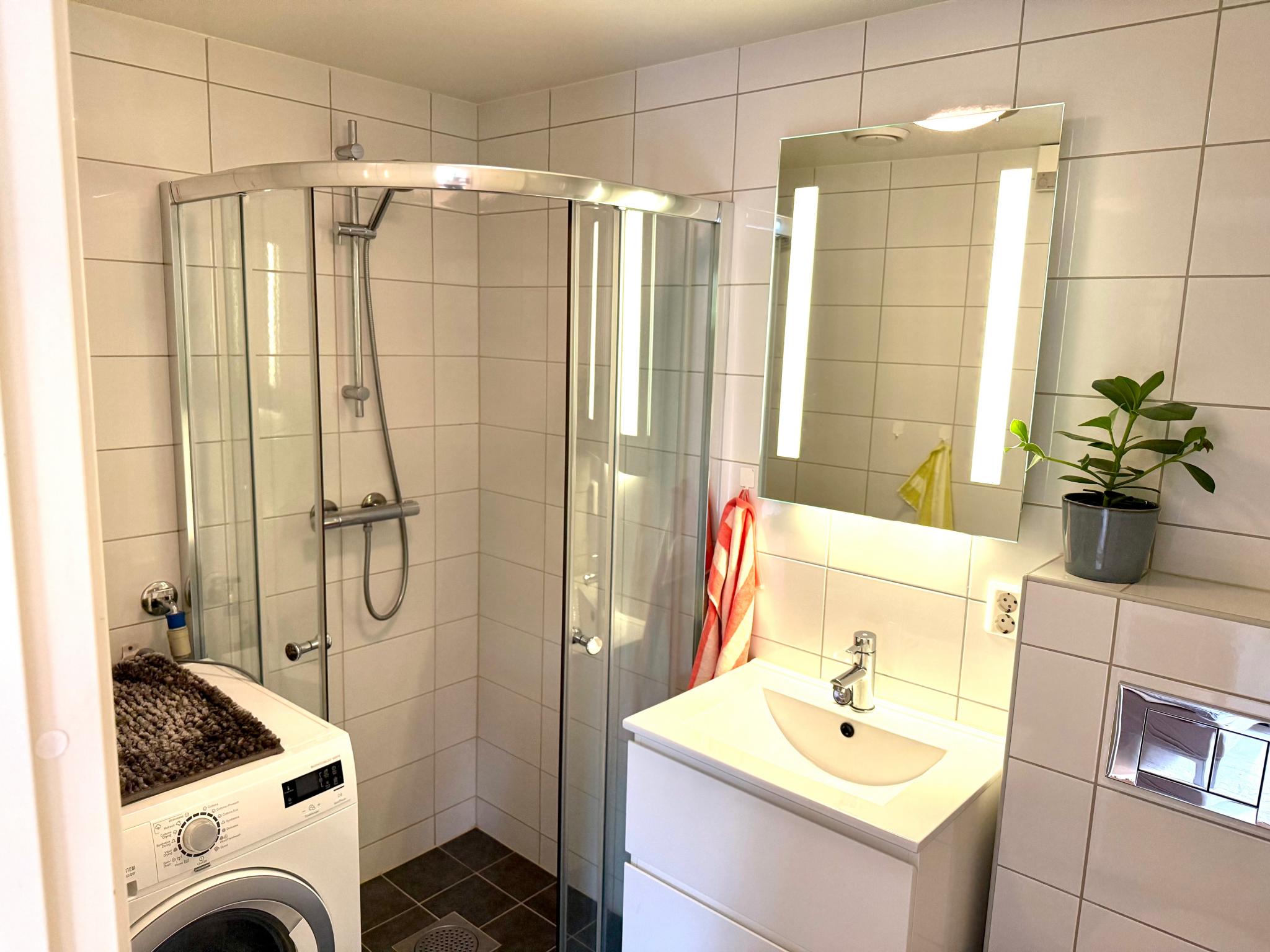 Vaskemaskin inkludert og varmekabler.