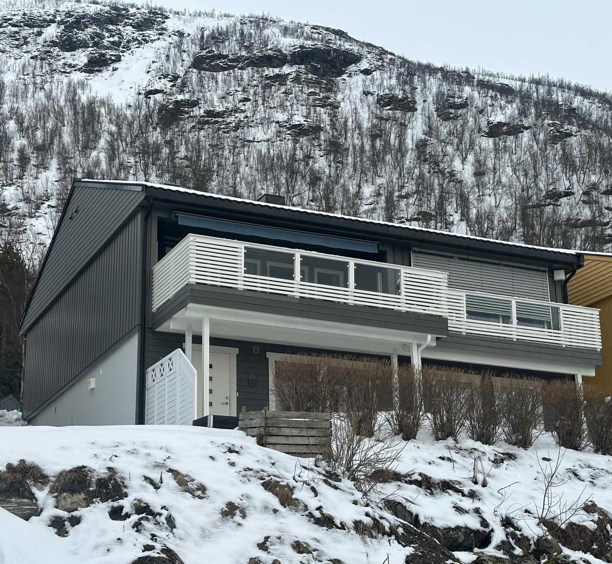 Egen inngang på fremsiden av huset (nede).