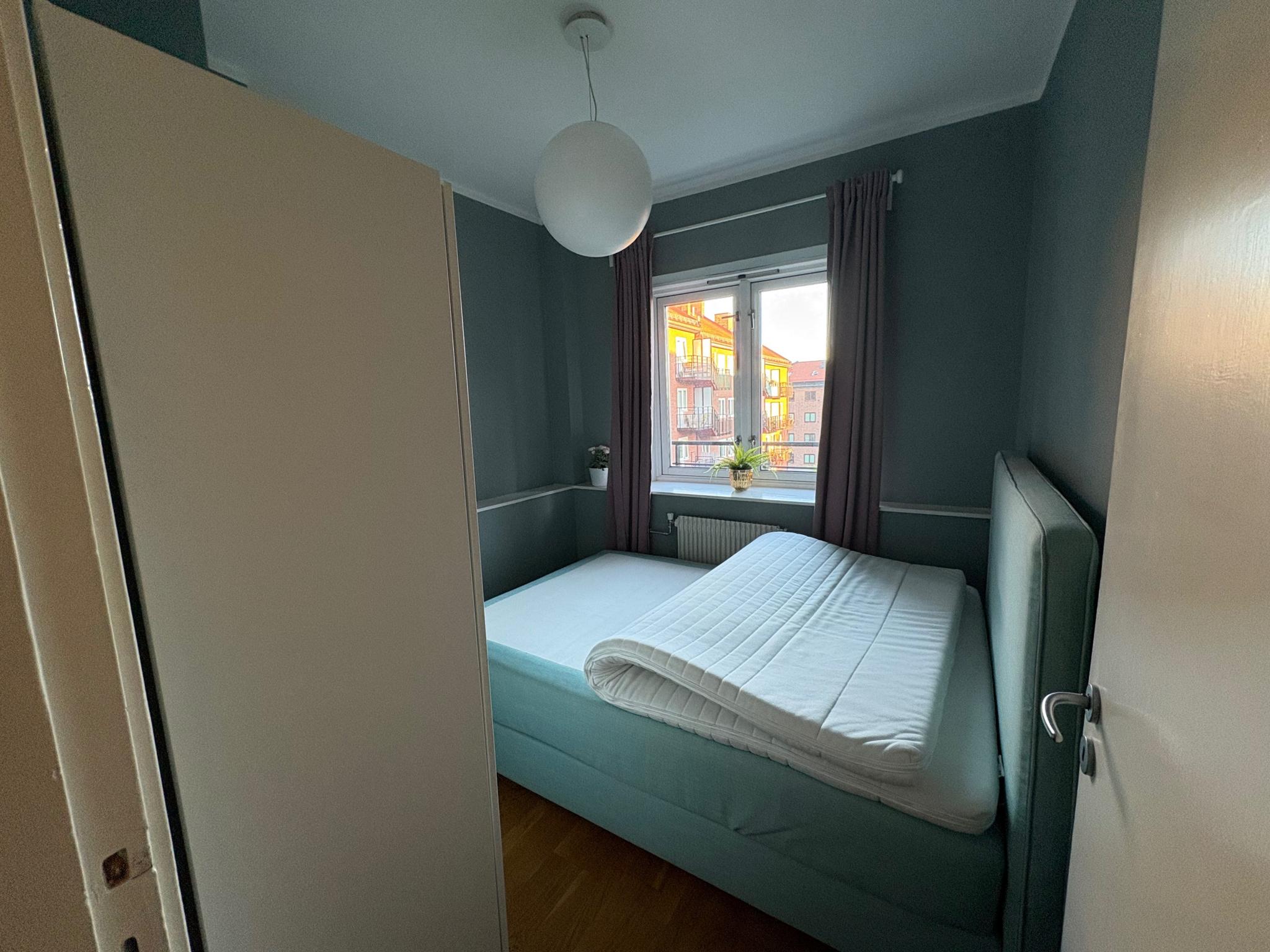 Soverom med lystette gardiner og praktisk karm. Senga (140 x 90) kan godt følge med, eller jeg kan fjerne den før innflytting.