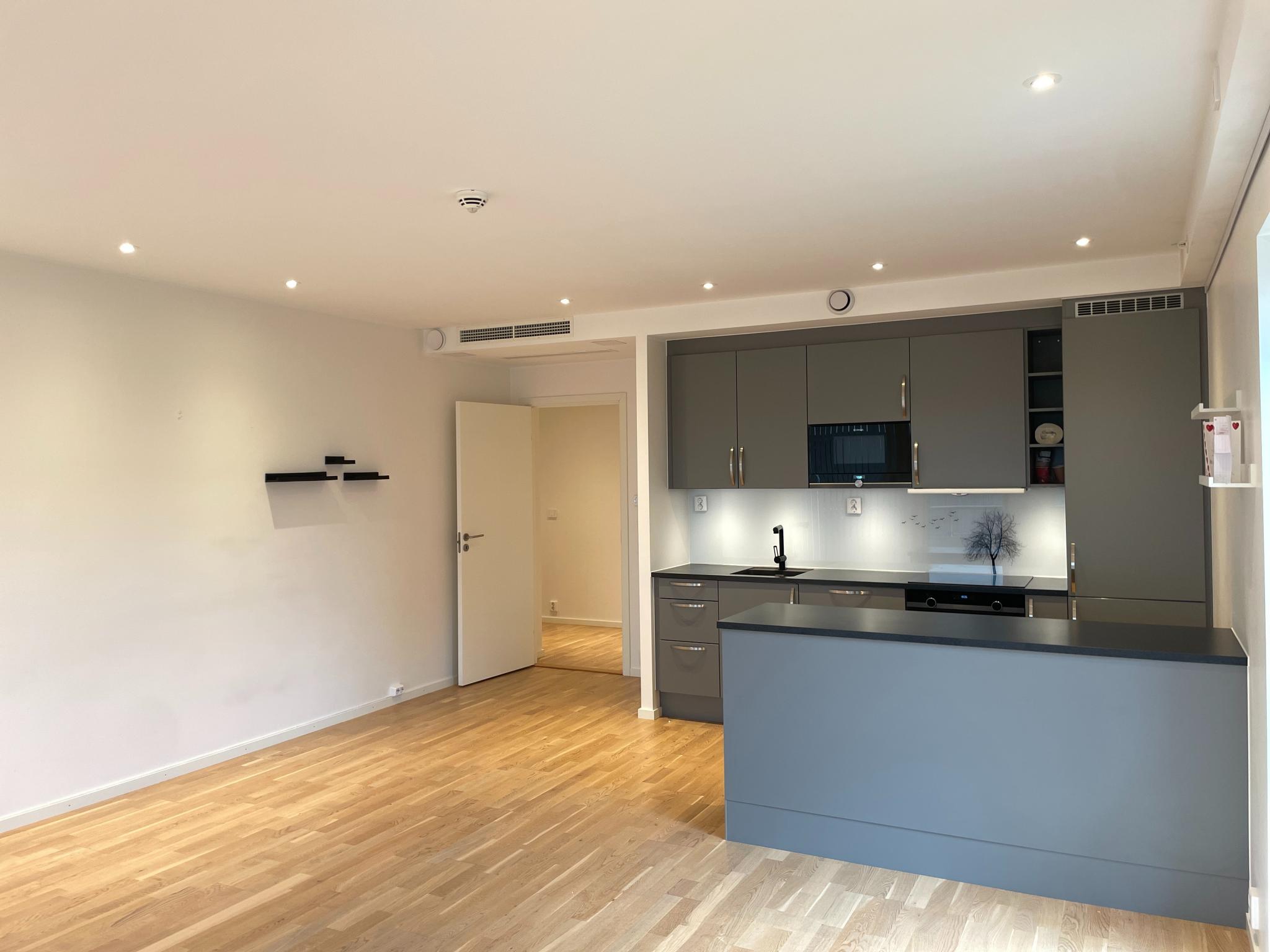 Kjøkken. Her er det godt med skap- og benkeplass.